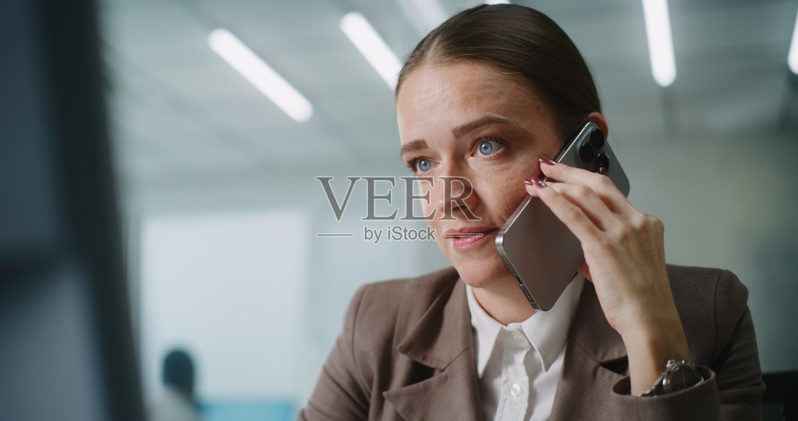 压力大的女性市场专员通过电话与商业伙伴或客户交谈照片摄影图片