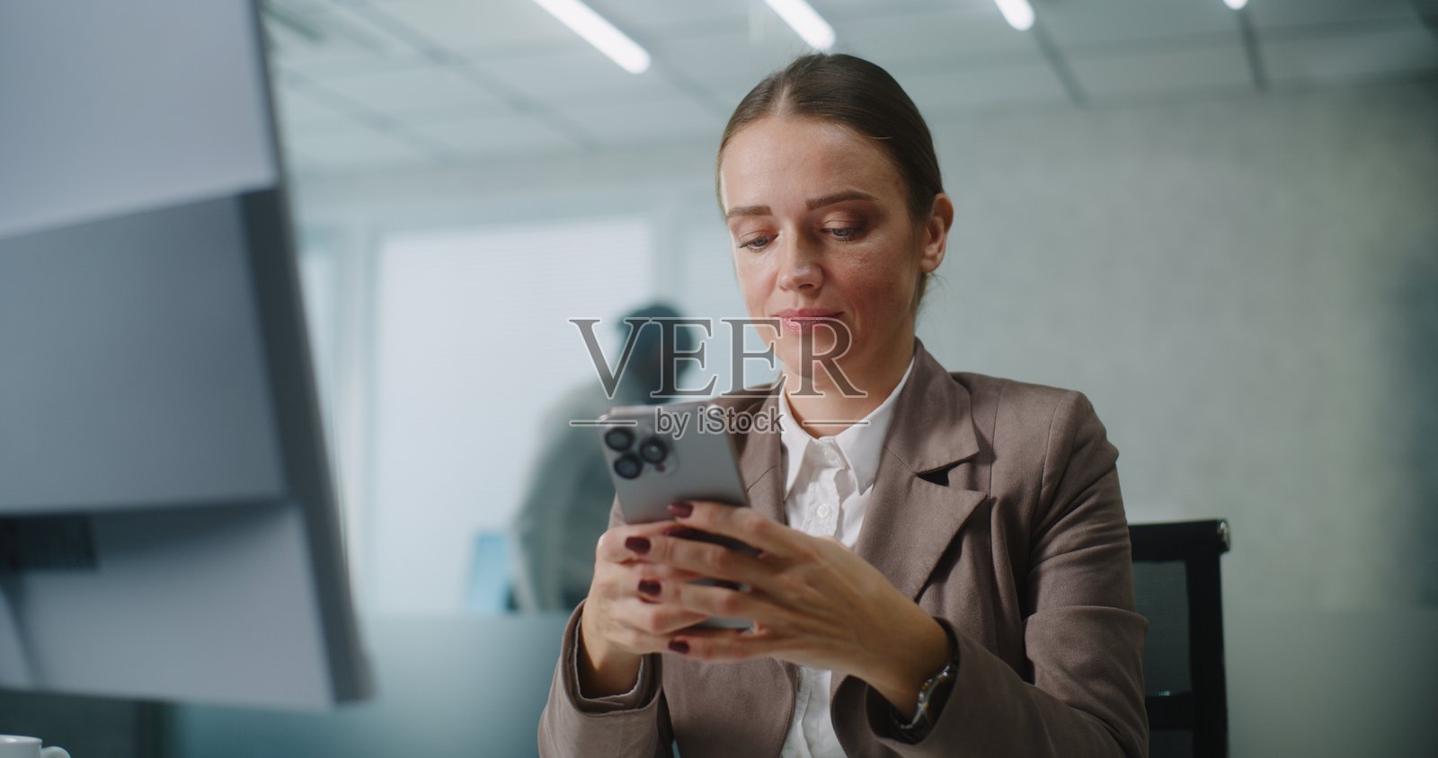 女性市场营销专家使用智能手机与商业伙伴或客户聊天照片摄影图片