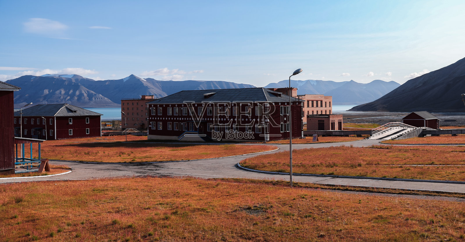 在白昼时分探索斯瓦尔巴群岛皮拉米登的废弃建筑和风景照片摄影图片