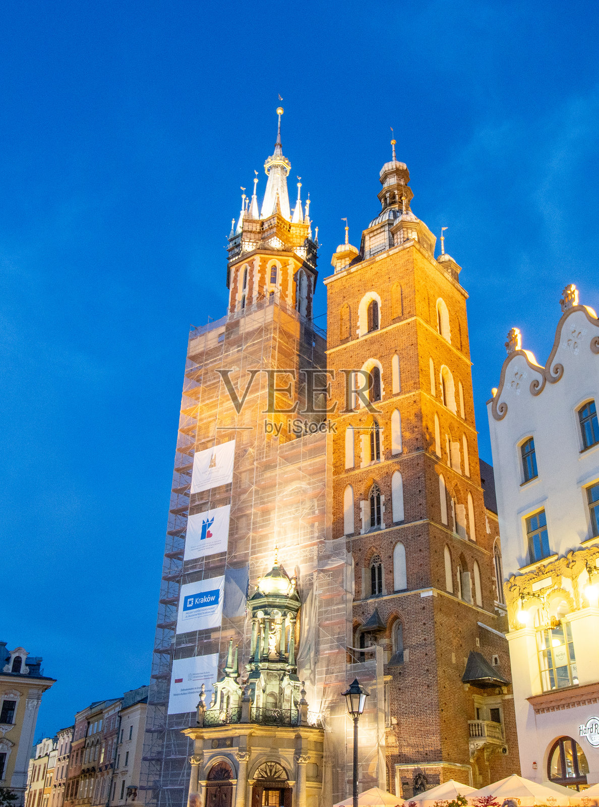 波兰克拉科夫的主市场广场上的圣玛丽大教堂照片摄影图片