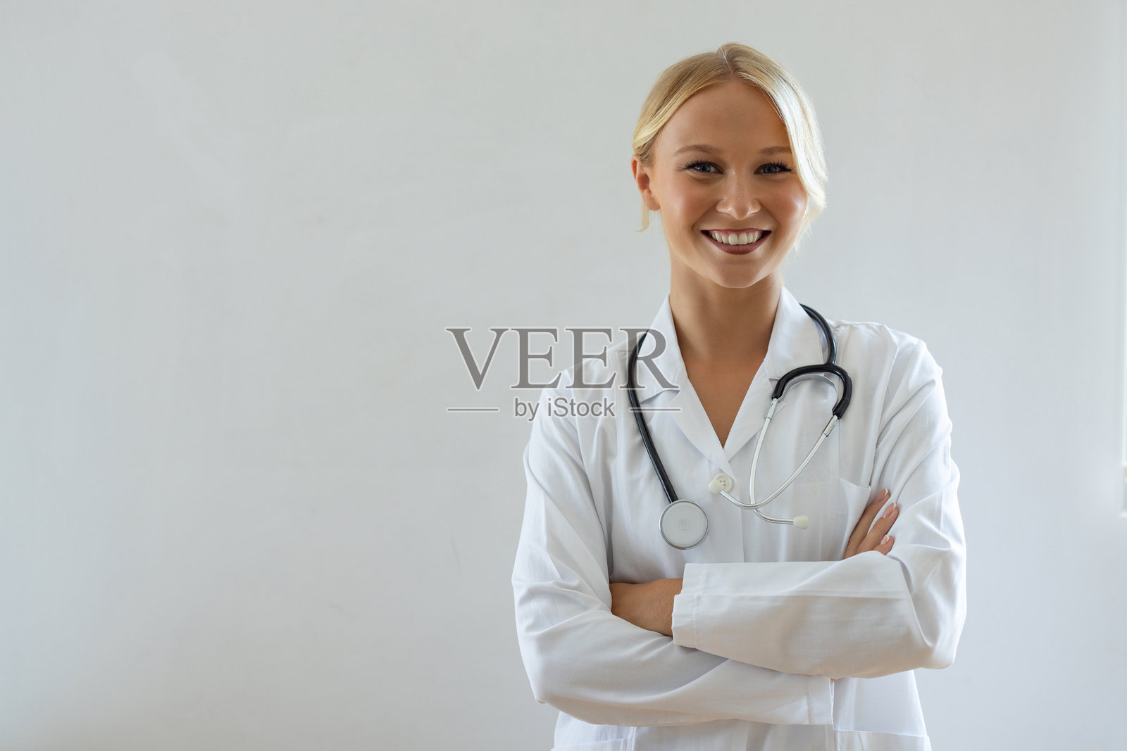 自信的女性医生微笑着看向镜头照片摄影图片