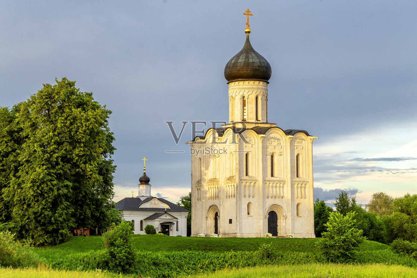 涅尔河上的代祷教堂，12世纪。（博戈柳博沃，弗拉基米尔地区，俄罗斯金环）温暖的夏季傍晚。俄罗斯的历史和文化遗产。照片摄影图片