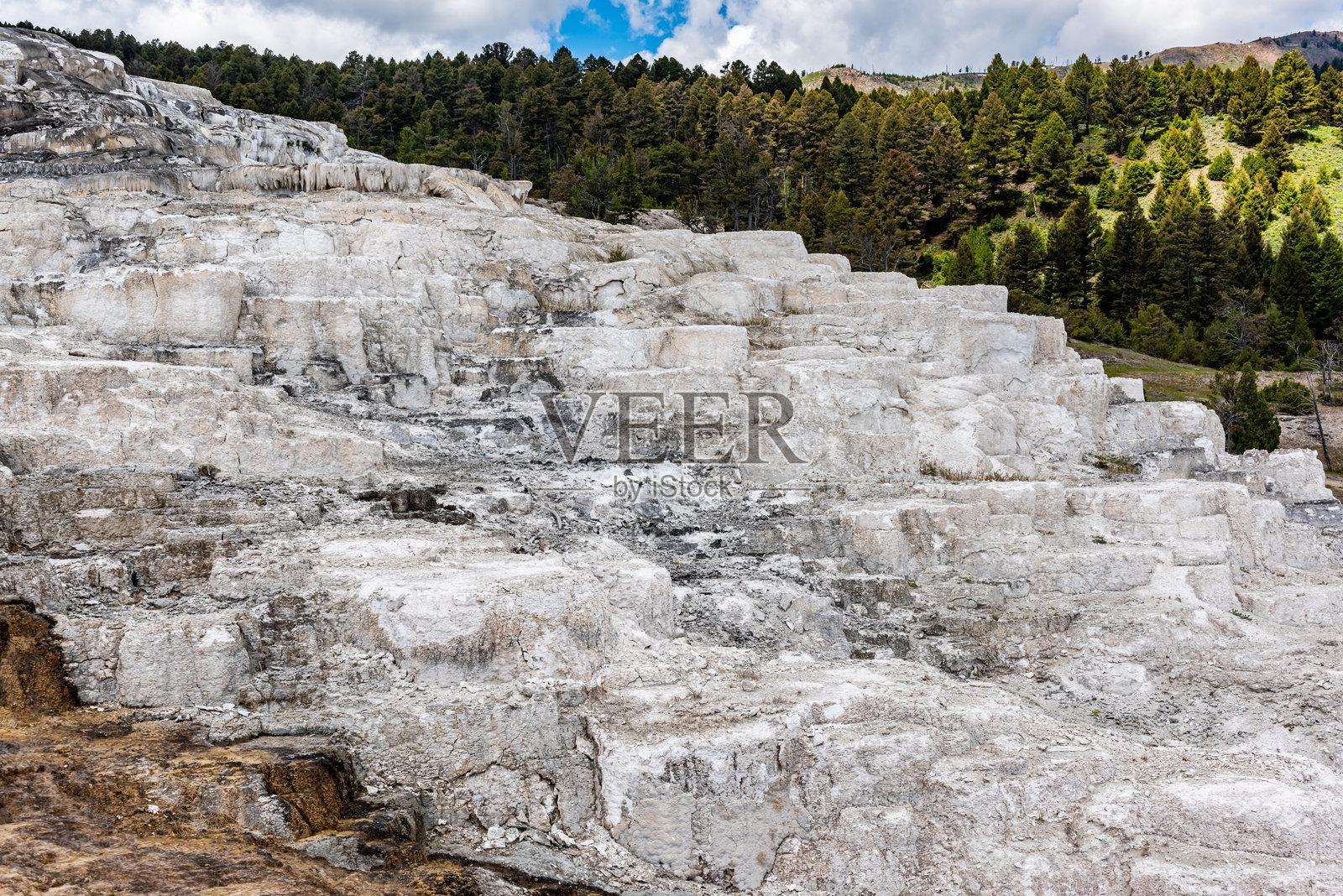 黄石国家公园的猛犸象露台小径和美狄亚露台景观，怀俄明州，公园县，美国照片摄影图片