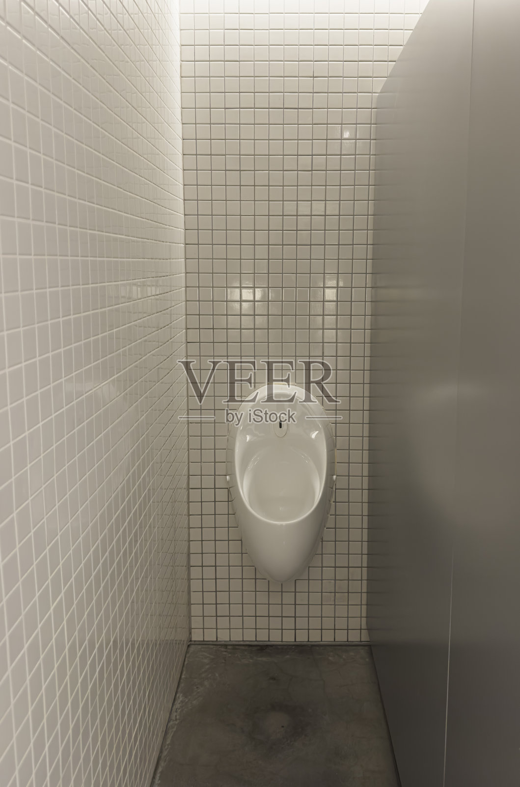 现代干净的男士公共厕所空小便池照片摄影图片
