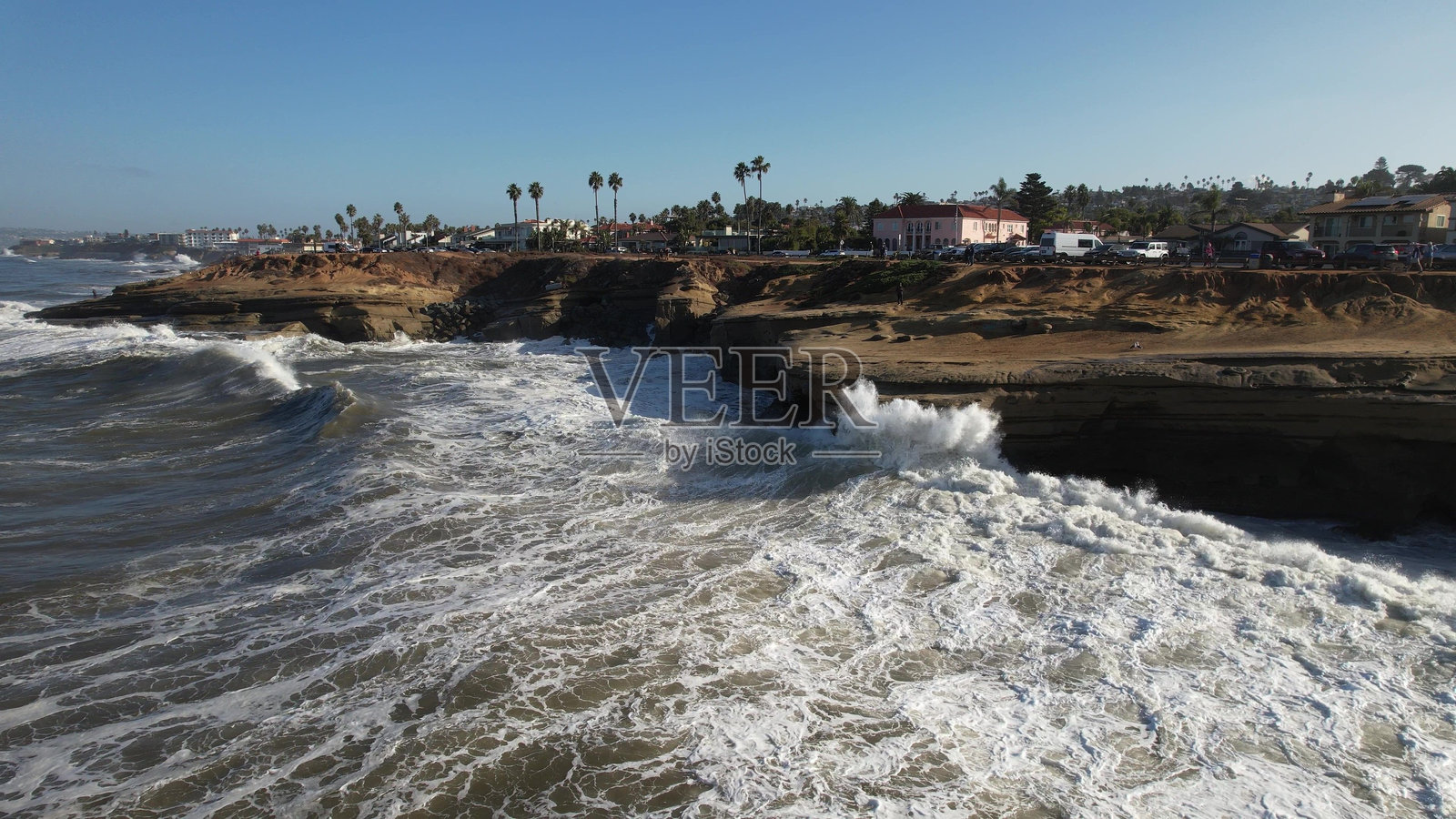 日落悬崖，圣地亚哥的海浪拍打岸边照片摄影图片