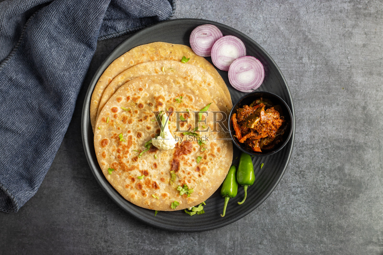 戈壁烤饼是一种印度夹馅平面面包，里面填充了调味花椰菜，在平底锅上烹饪，通常配有酸奶或腌菜。照片摄影图片