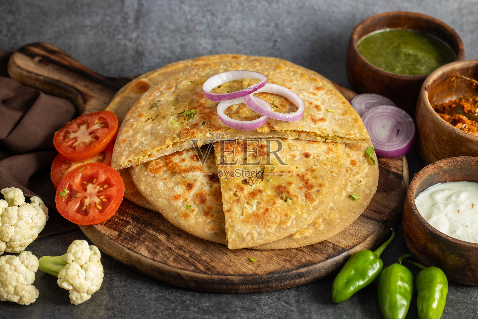戈壁烤饼是一种印度夹馅平面饼，里面填充了调味花椰菜，放在平底锅上烹饪，外脆内软。美味！照片摄影图片