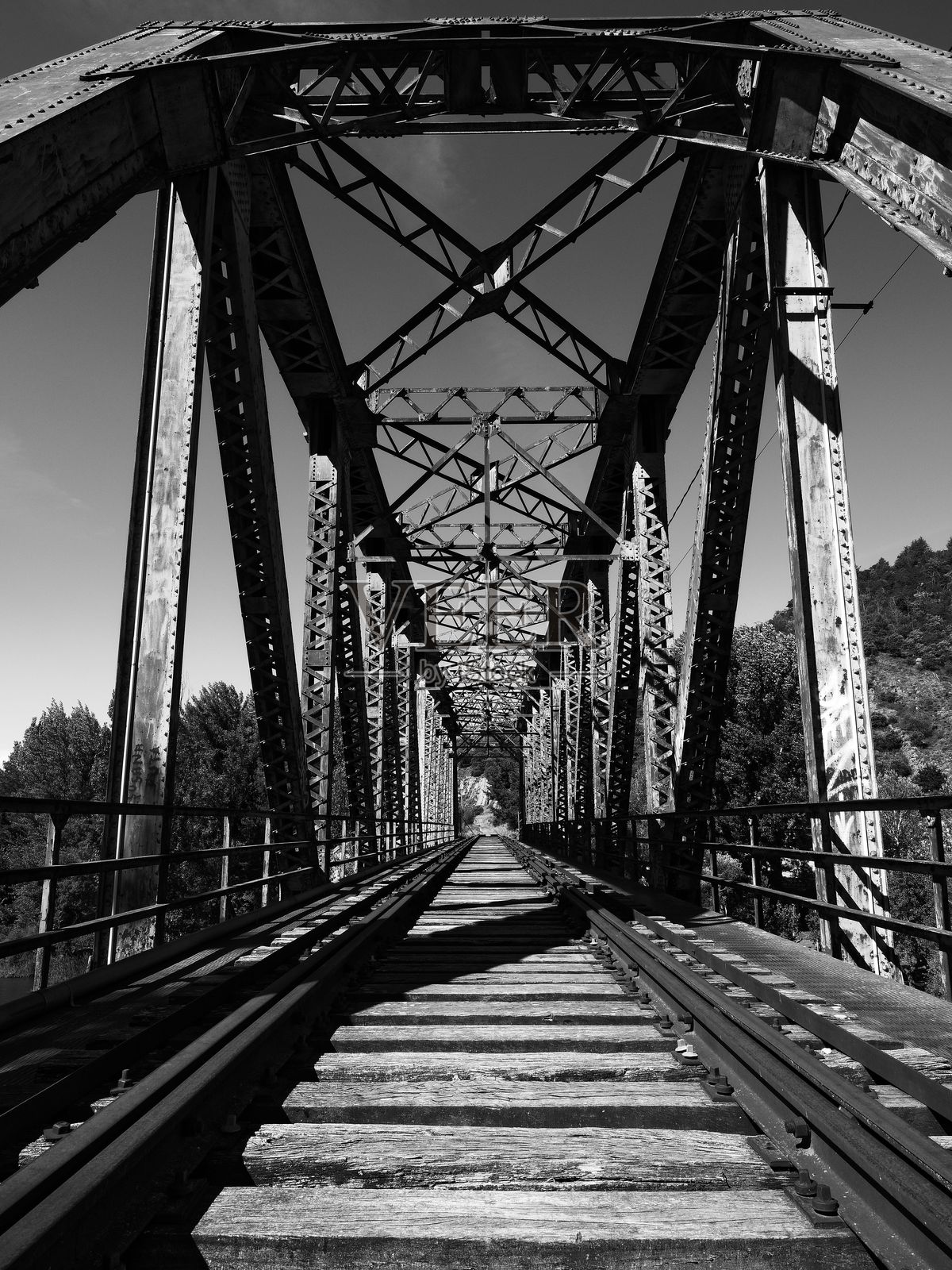 黑白色铁路桥照片摄影图片