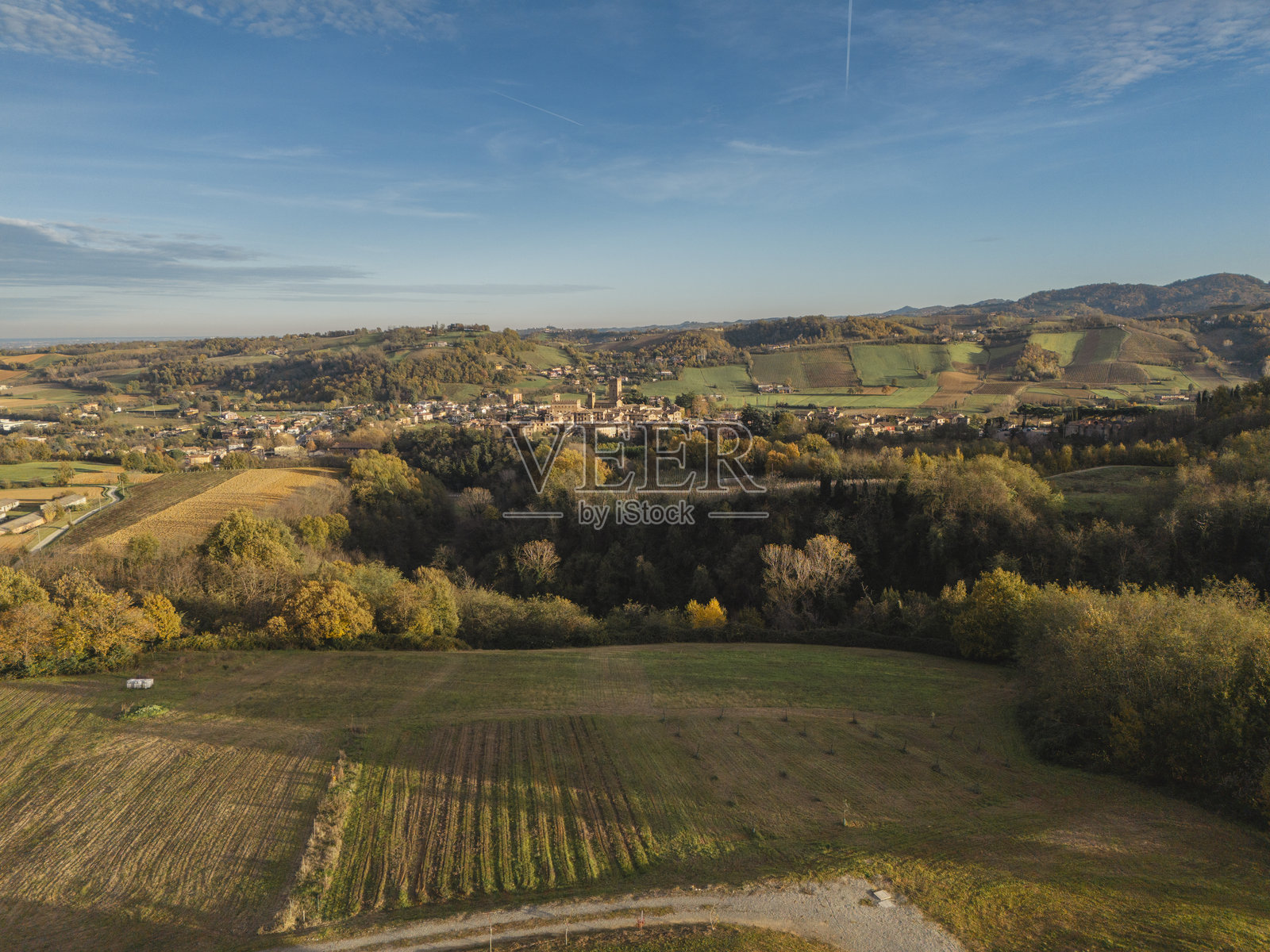 卡斯特拉尔夸托在意大利艾米利亚-罗马涅的秋季风光中熠熠生辉照片摄影图片