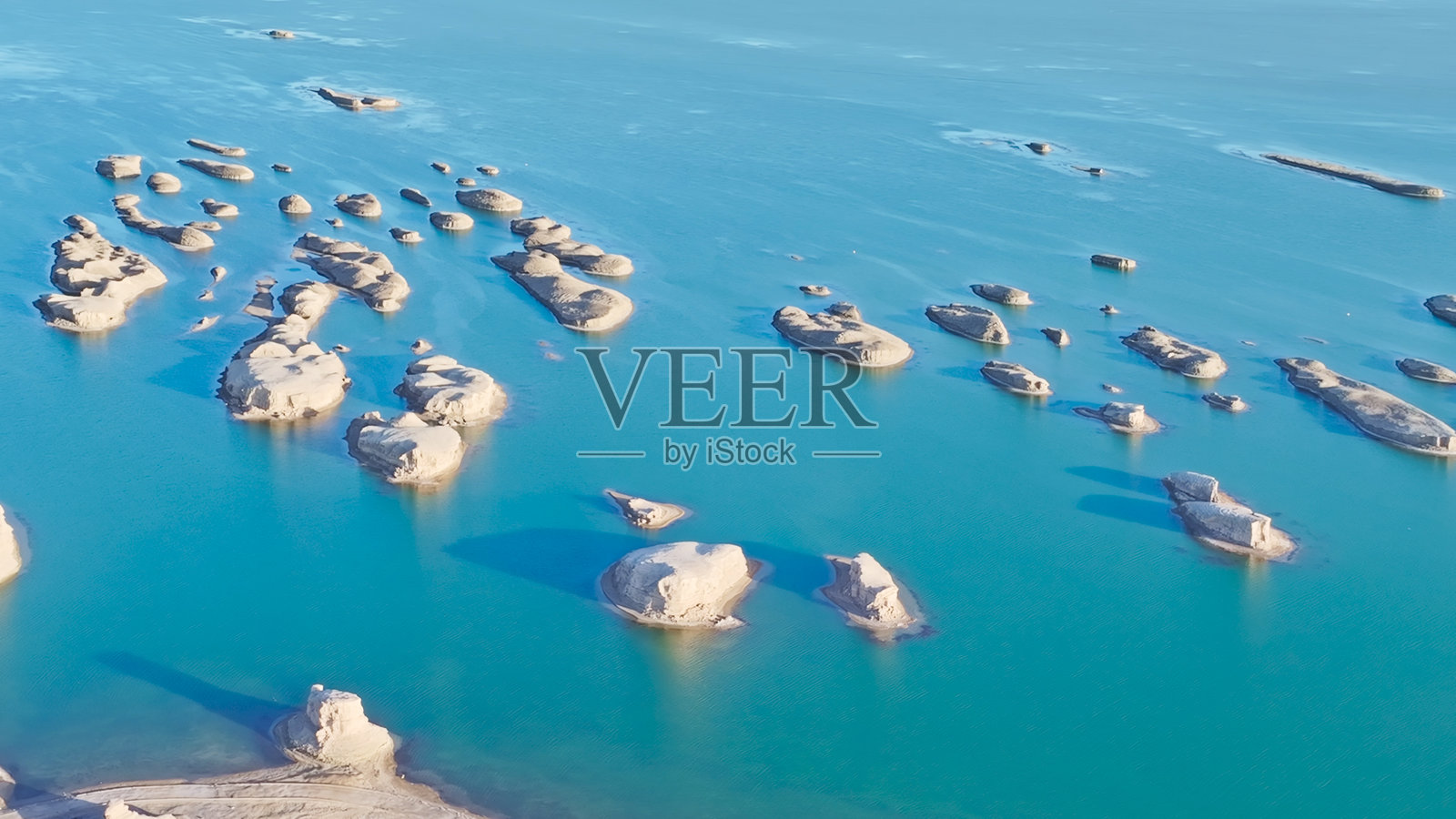 雅丹地貌，水上雅丹魔鬼城，柴达木盆地，大柴旦，海西，青海，中国，亚洲。乌苏特雅丹地质公园。照片摄影图片