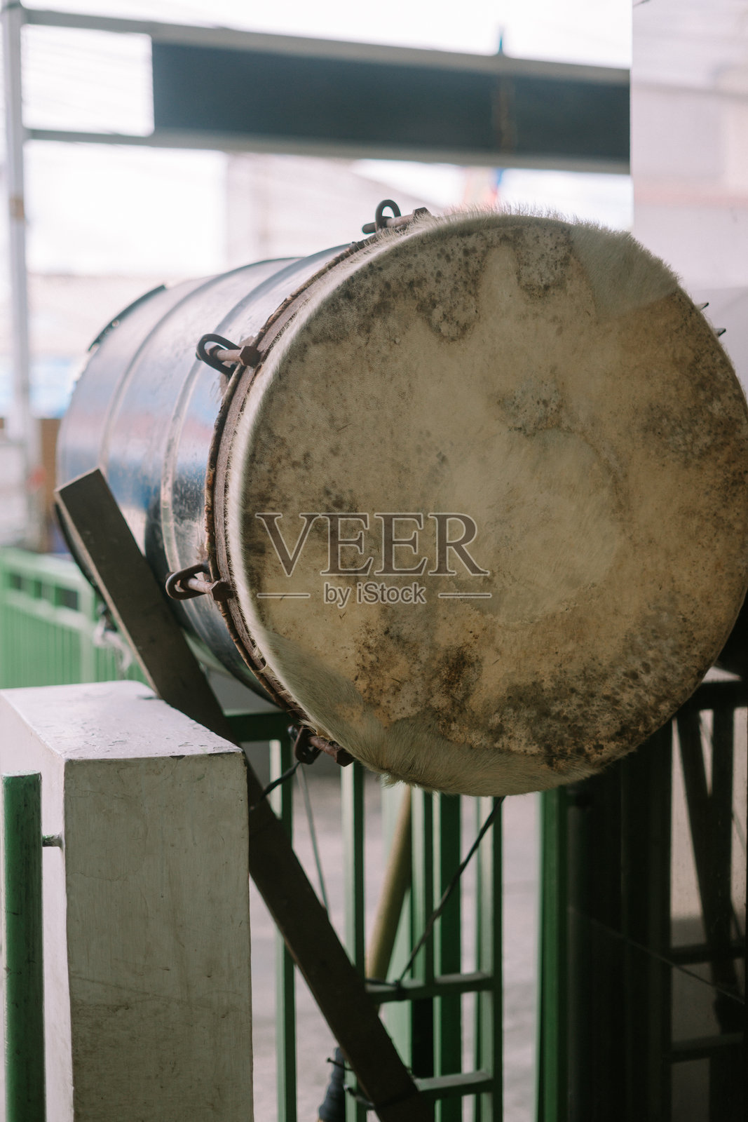 传统的清真寺鼓或贝杜克，具有精美的木工工艺照片摄影图片