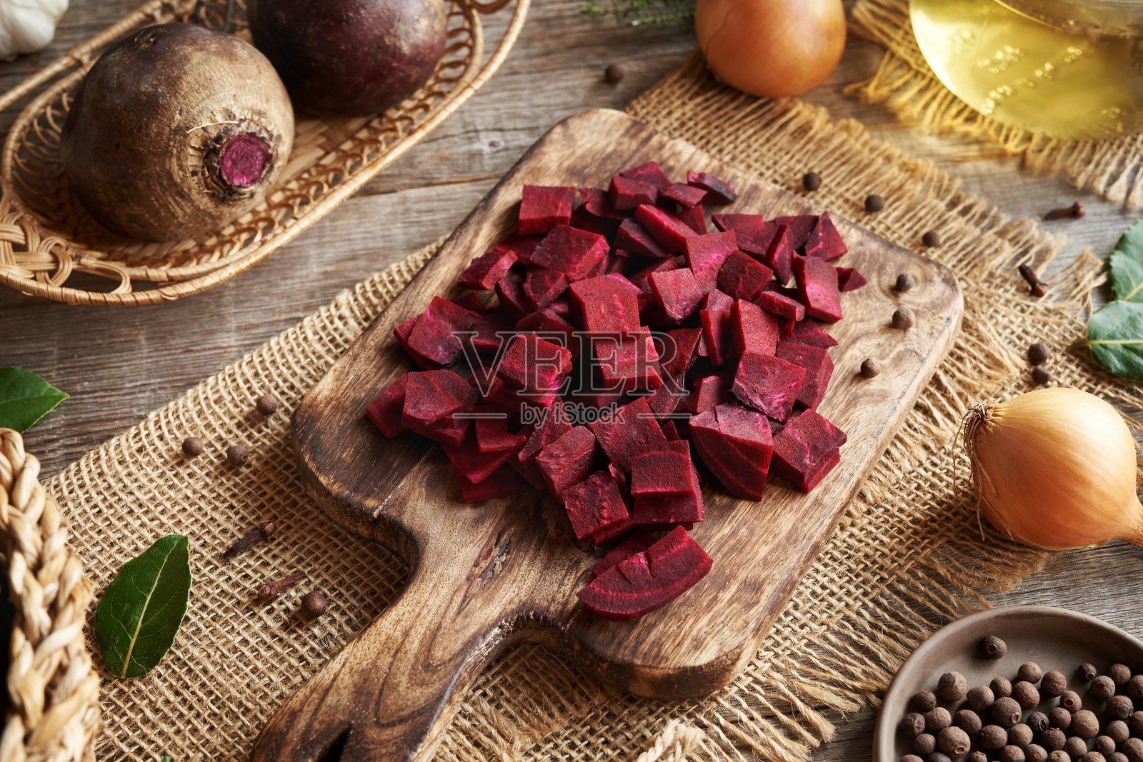 切好的紫甜菜根放在切菜板上，旁边有洋葱和香料 - 发酵甜菜克瓦斯的准备工作照片摄影图片