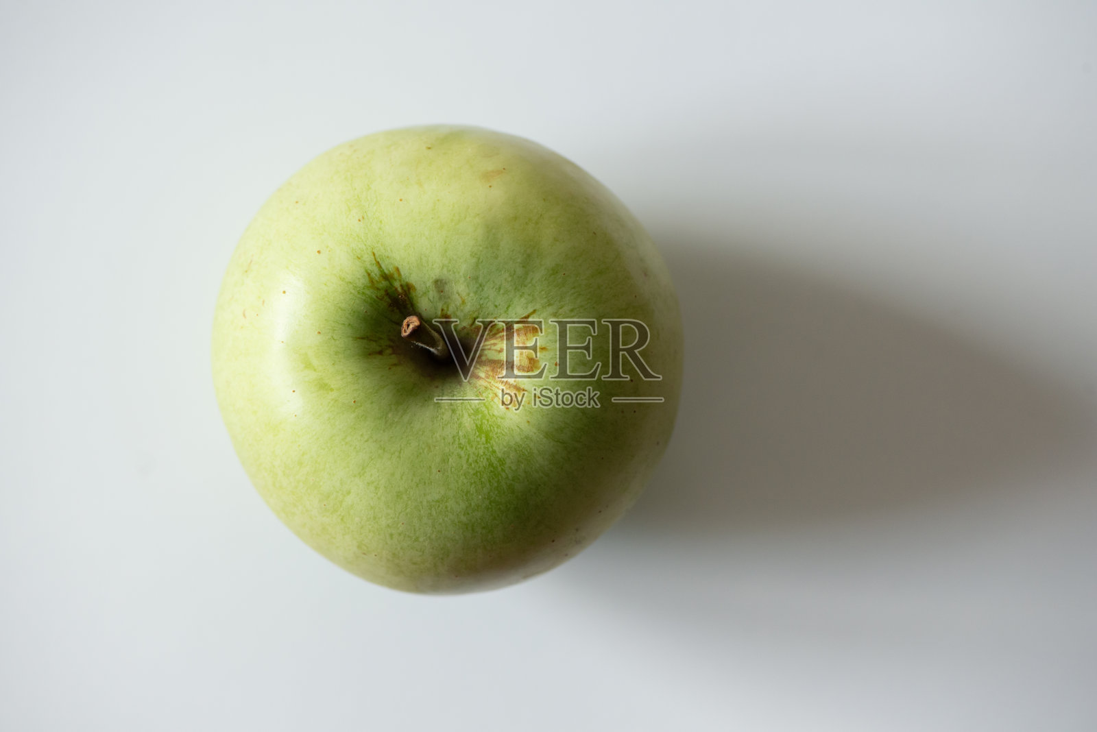 白色背景上的绿色苹果俯视图照片摄影图片