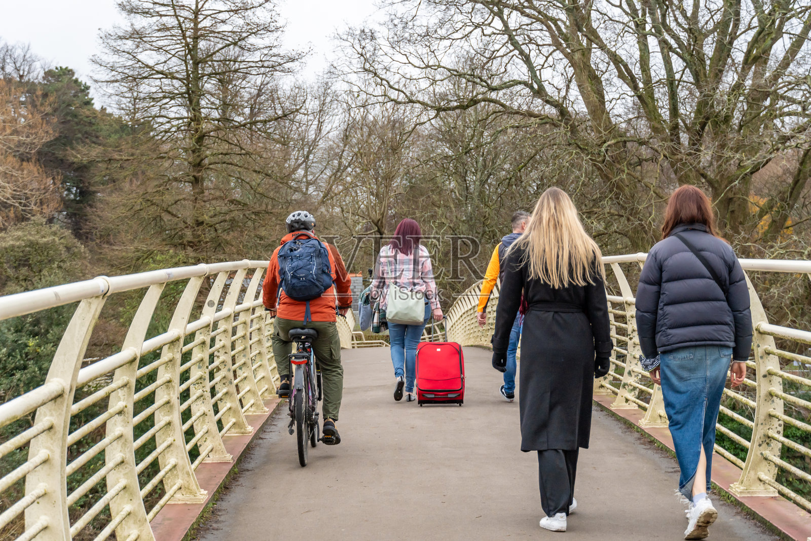 卡迪夫的塔夫河上的人行天桥照片摄影图片