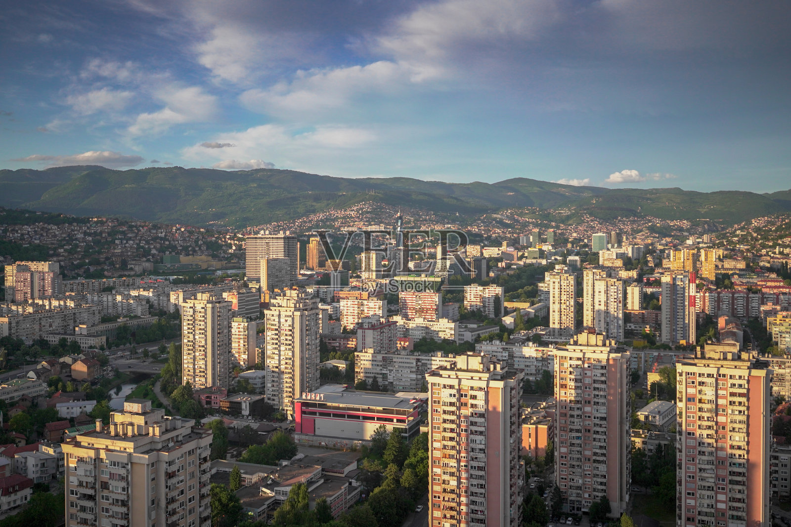 萨拉热窝Hrasno Grbavica天际线塔楼在雨天照片摄影图片