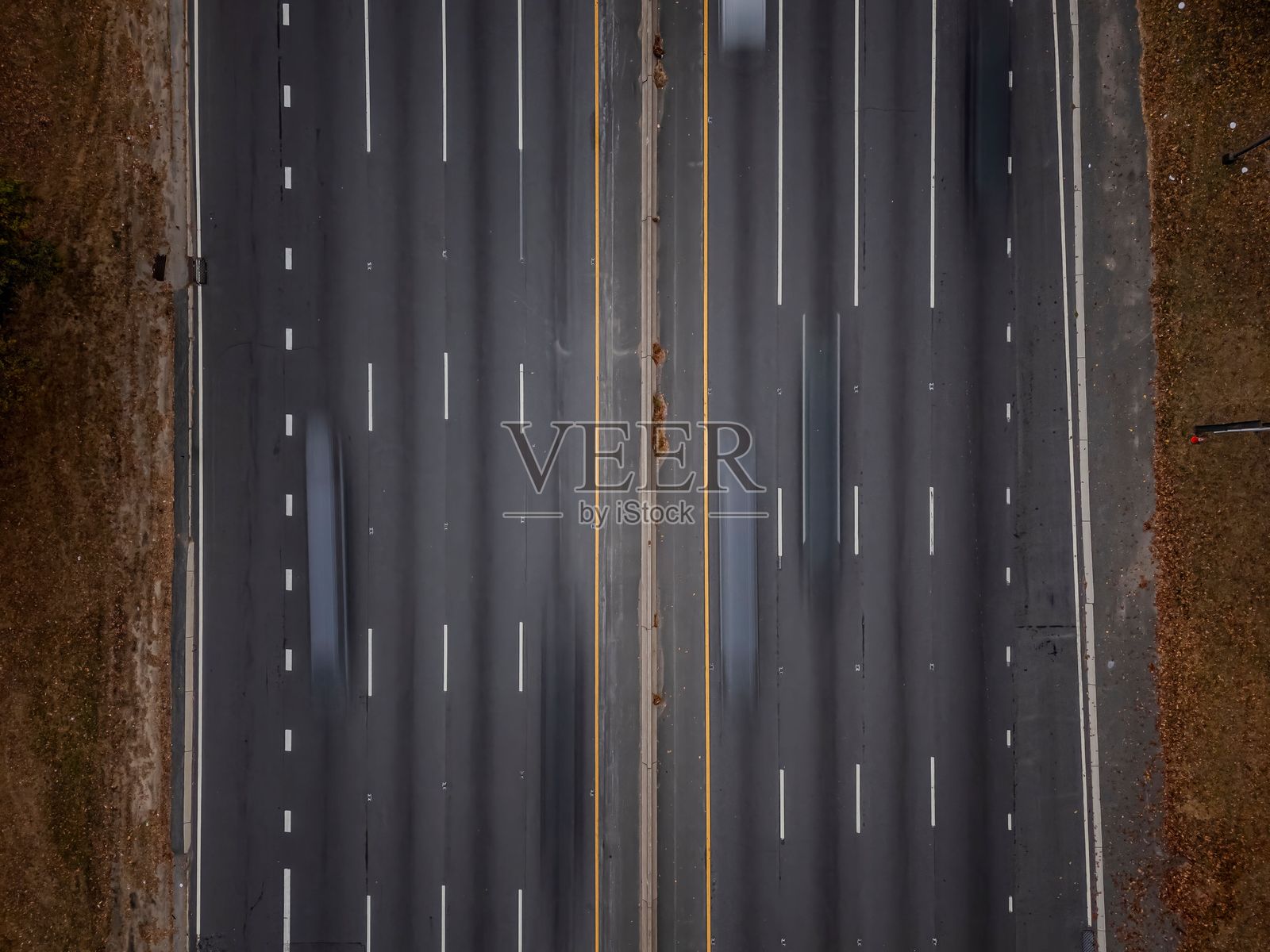 多车道高速公路的鸟瞰图，车辆模糊不清。照片摄影图片