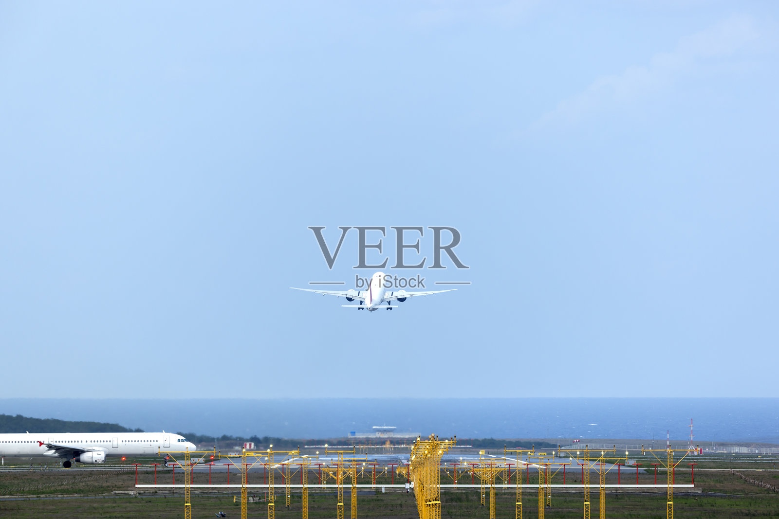 客运飞机起飞照片摄影图片