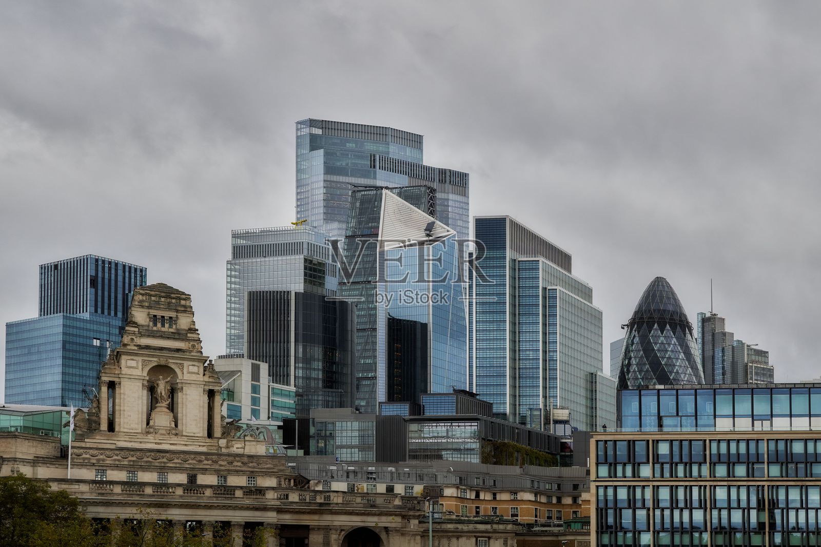 伦敦金融区的天际线，融合了现代与历史建筑。照片摄影图片