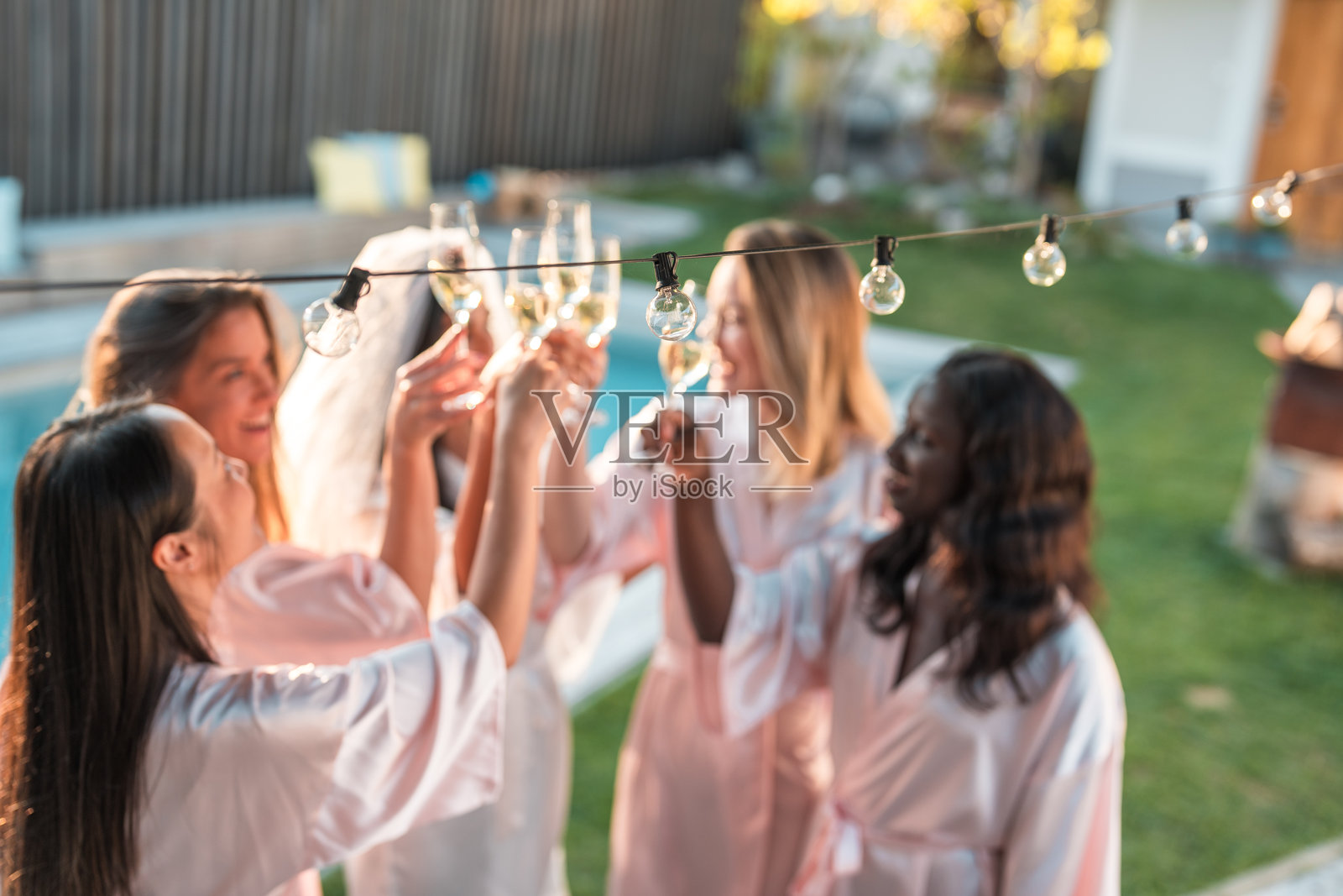 单身派对泳池派对祝酒词照片摄影图片