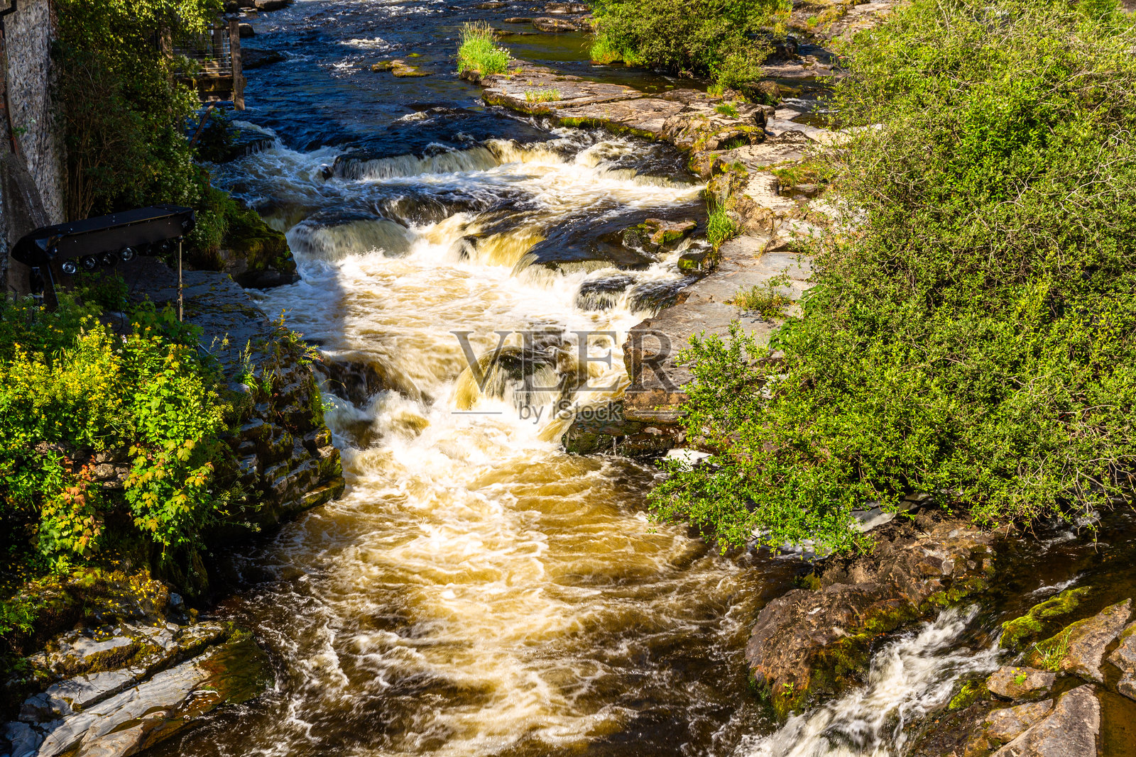 夏日瀑布流淌的河水照片摄影图片
