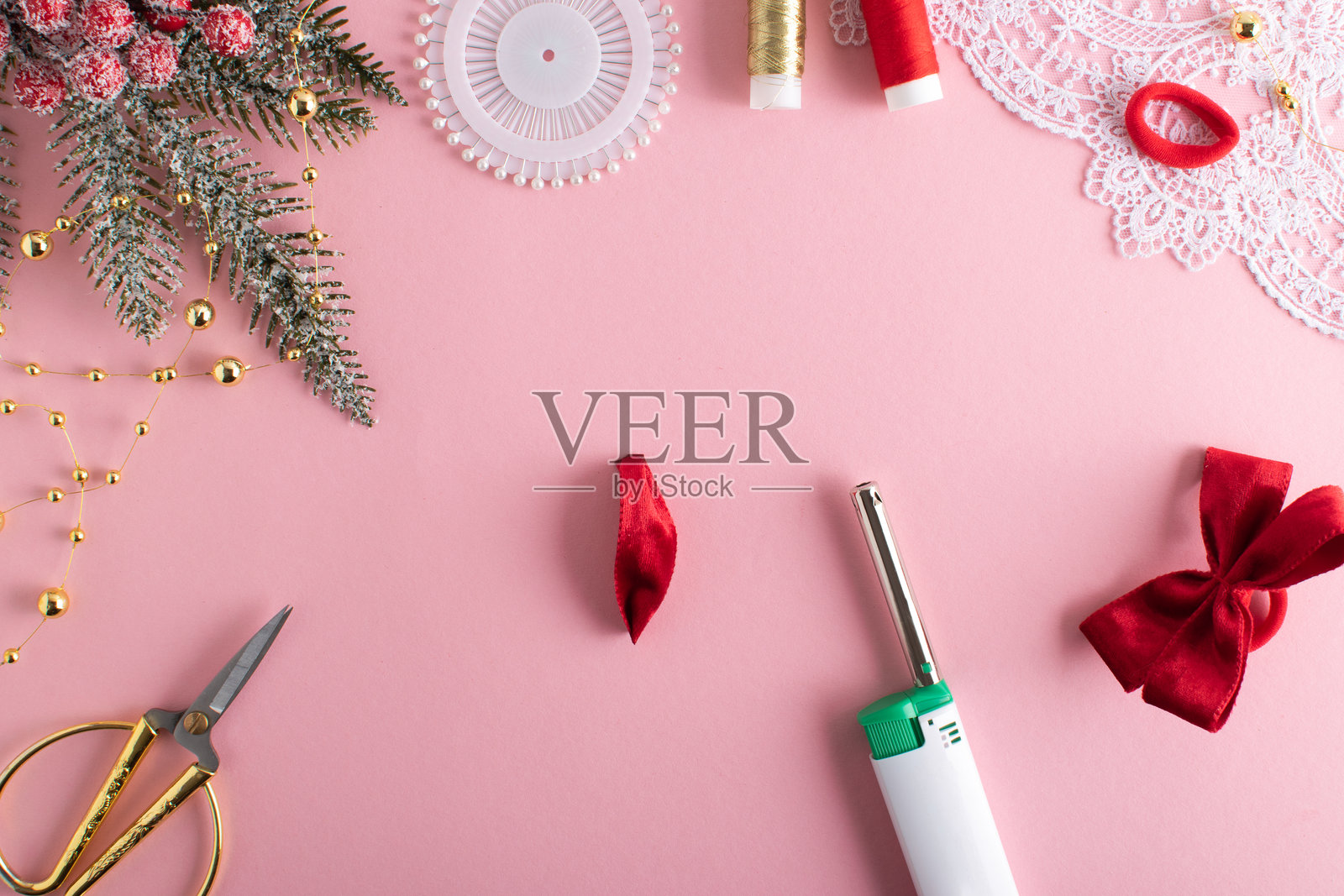 用天鹅绒丝带亲手制作发饰蝴蝶结。Kanzashi逐步说明。第11步照片摄影图片