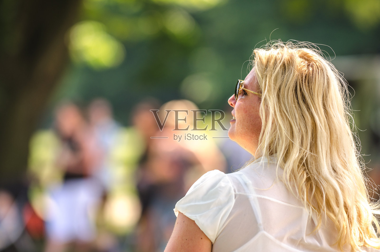 兹沃勒彩色跑的女性们照片摄影图片