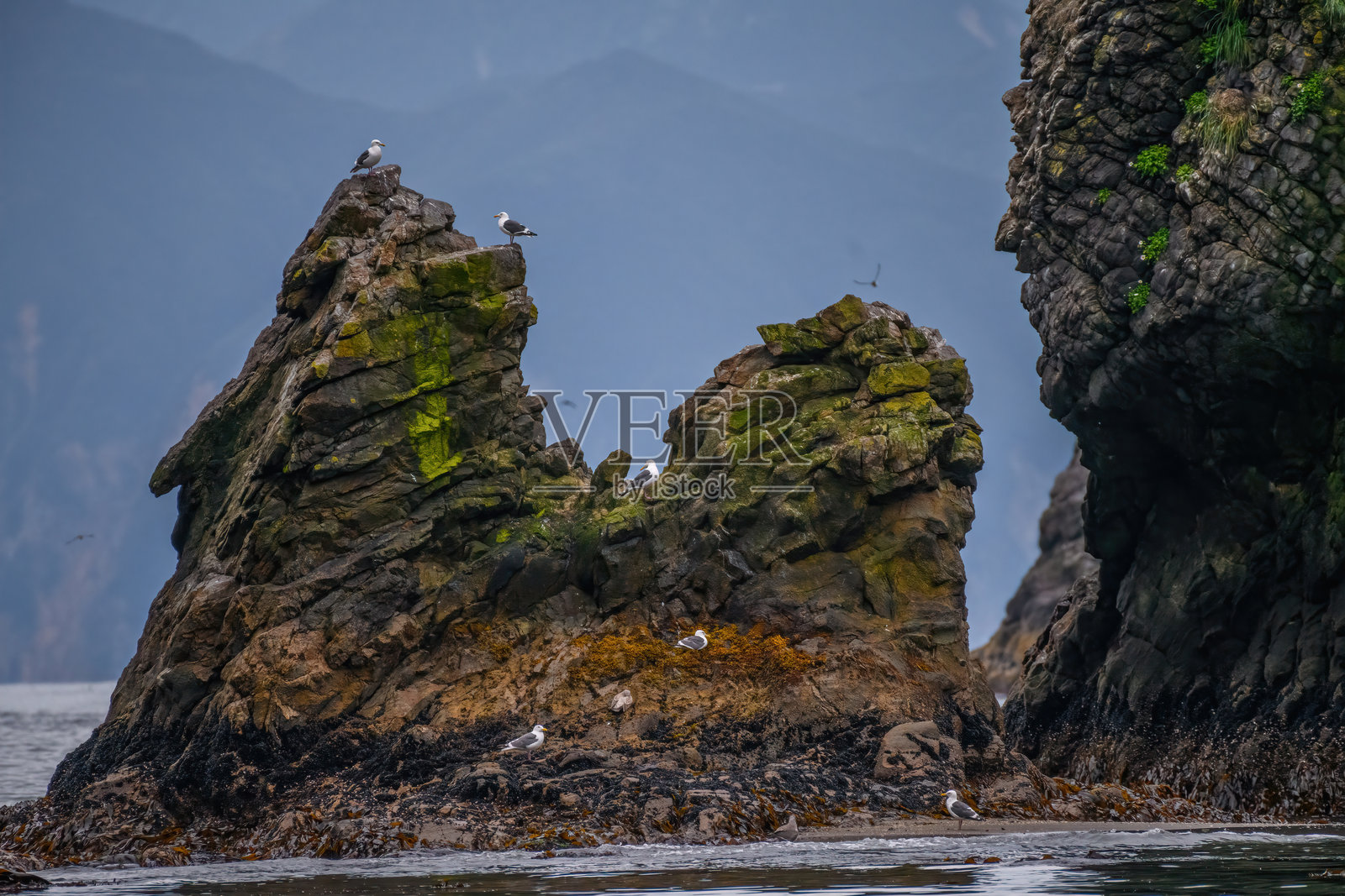 美丽的岩石山脉和小岛悬崖风景照片摄影图片
