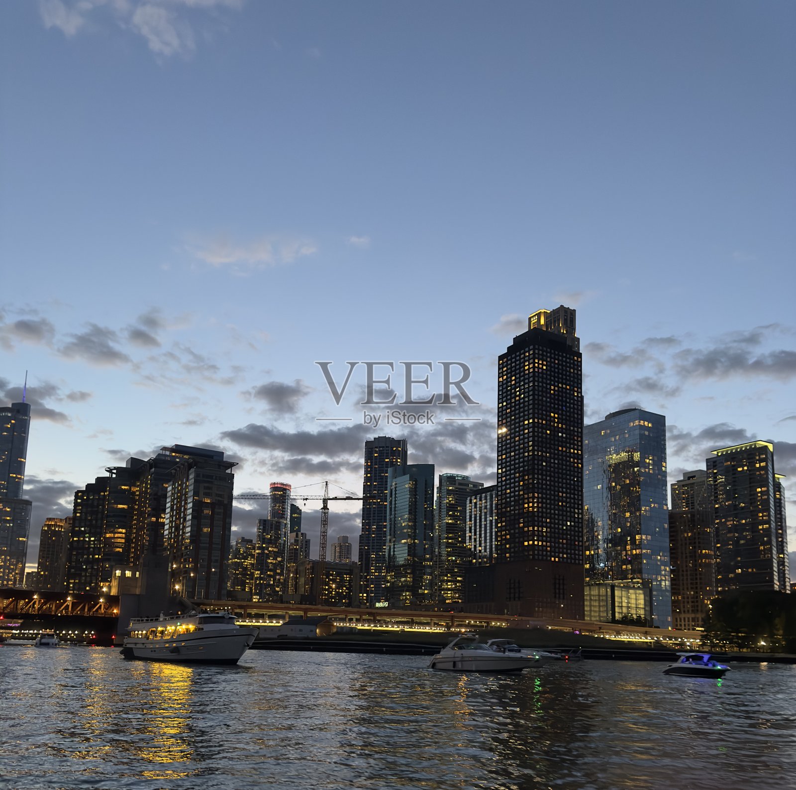 芝加哥天际线在日落时分的河船上照片摄影图片