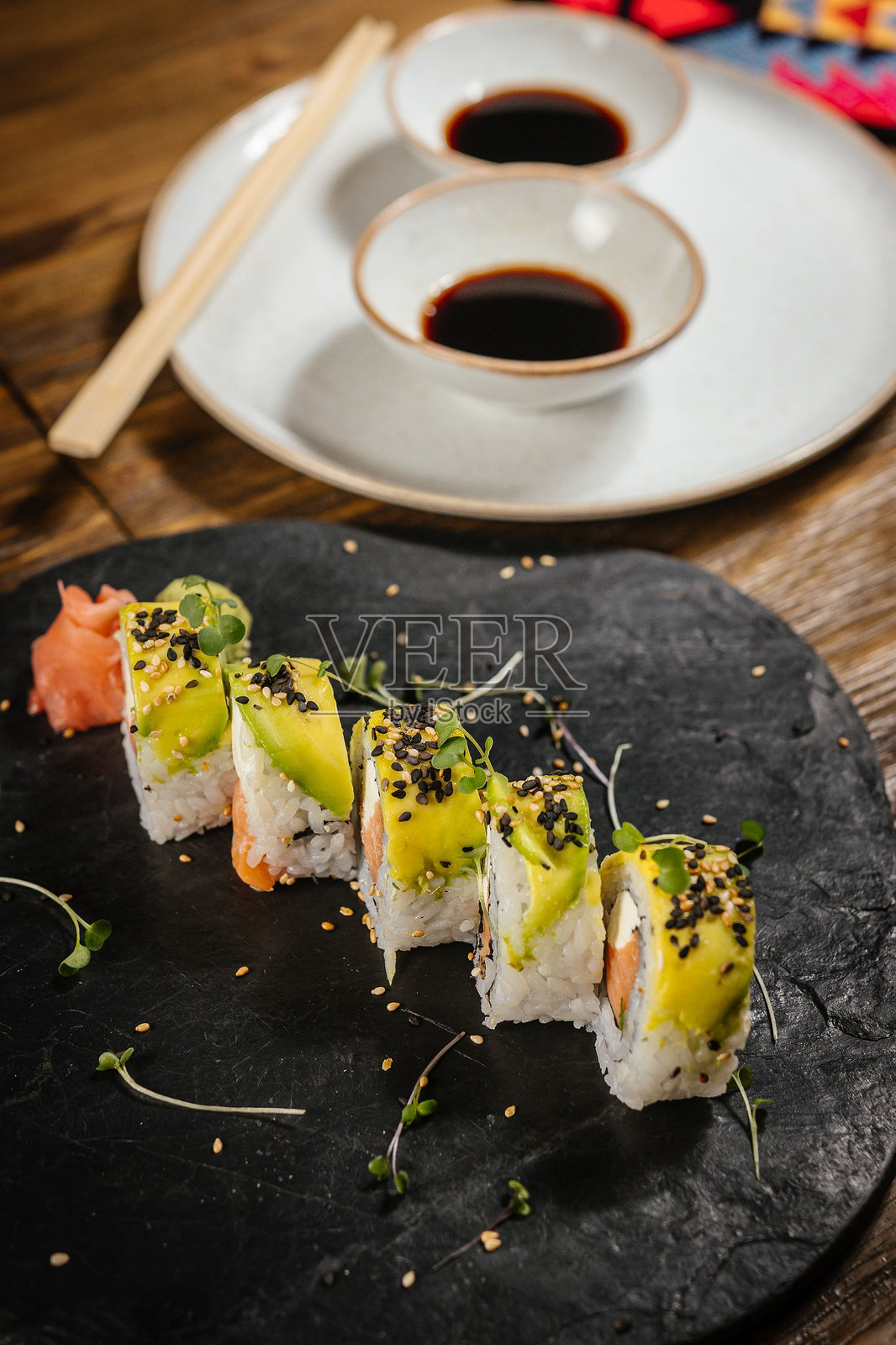 美味的寿司卷，配有鳄梨和三文鱼。照片摄影图片