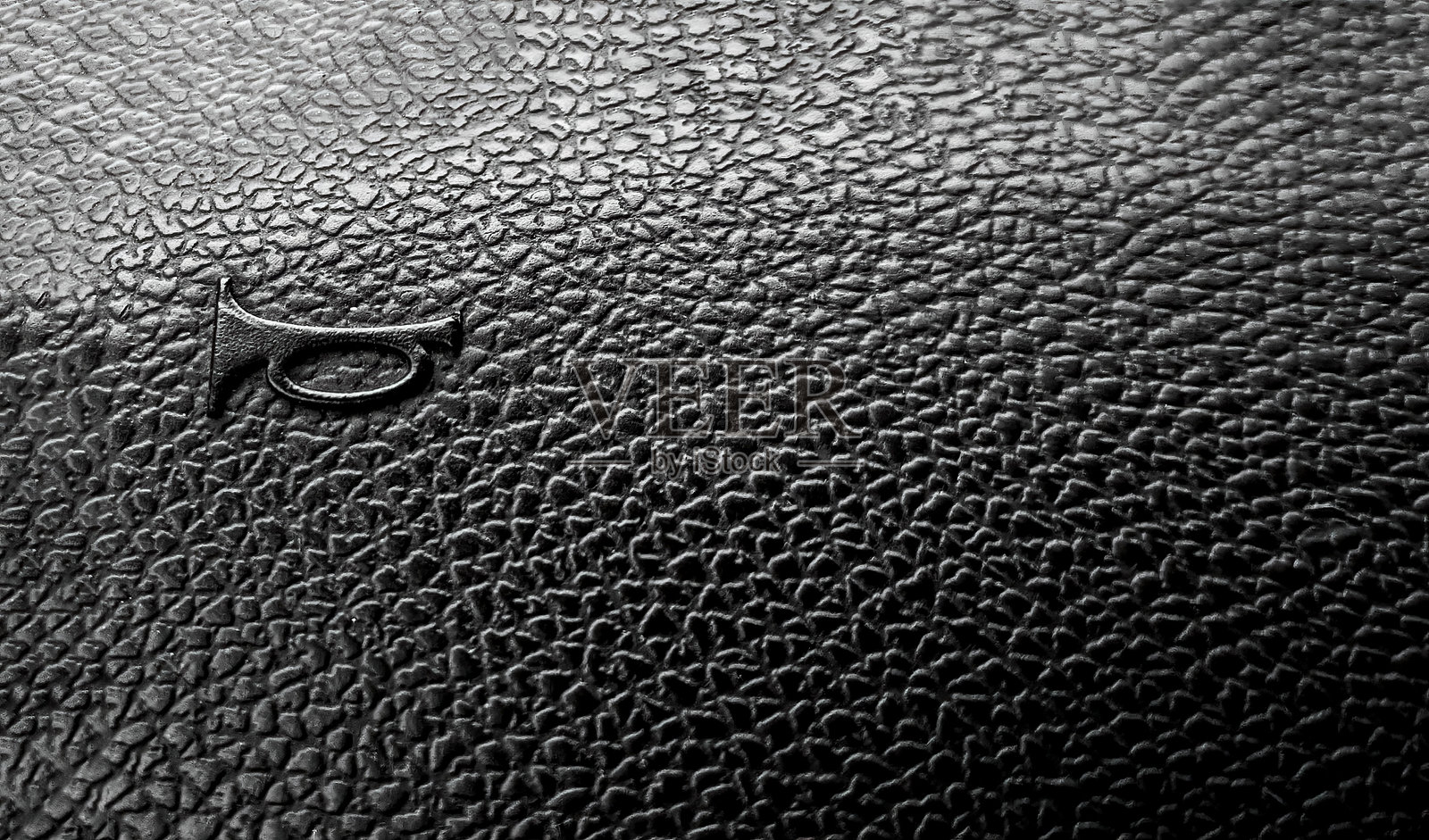 方向盘上的汽车喇叭符号。留白以便添加文字。照片摄影图片