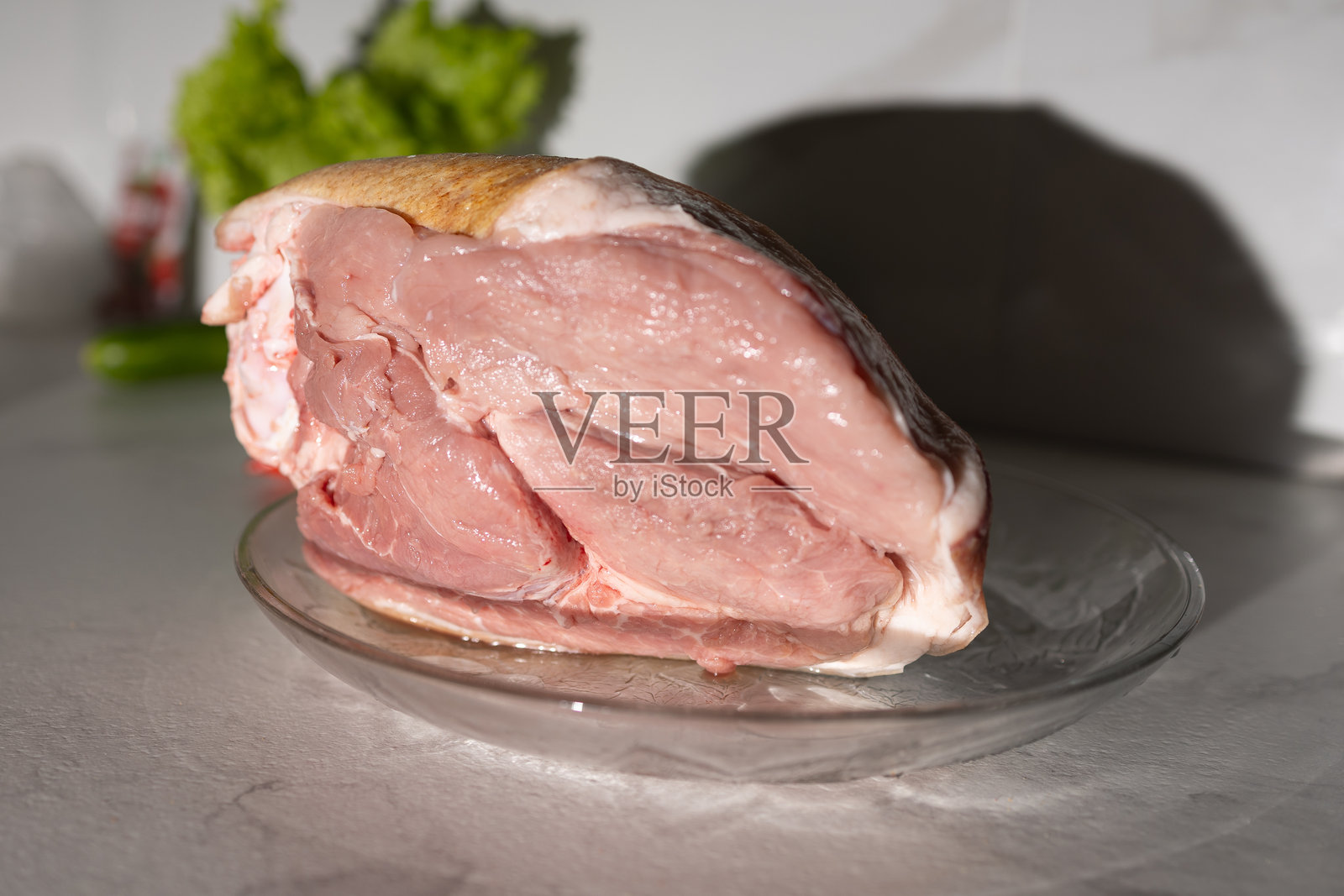 精美摆盘的新鲜切猪肉，搭配色彩缤纷的蔬菜和香草照片摄影图片