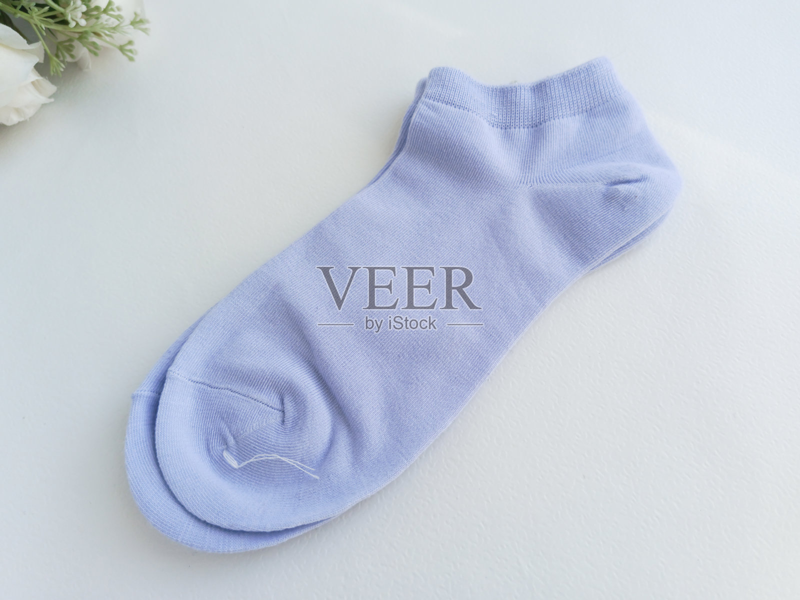 一双新的蓝色袜子放在白色桌子上。薄款短袜。广告背景，有文本空间。照片摄影图片