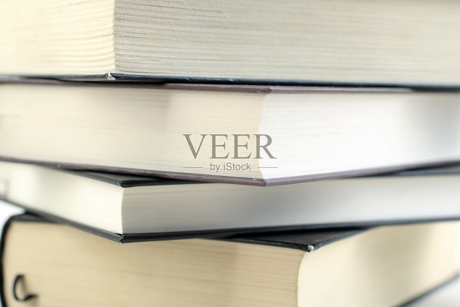 白色背景上的书籍堆叠。照片摄影图片