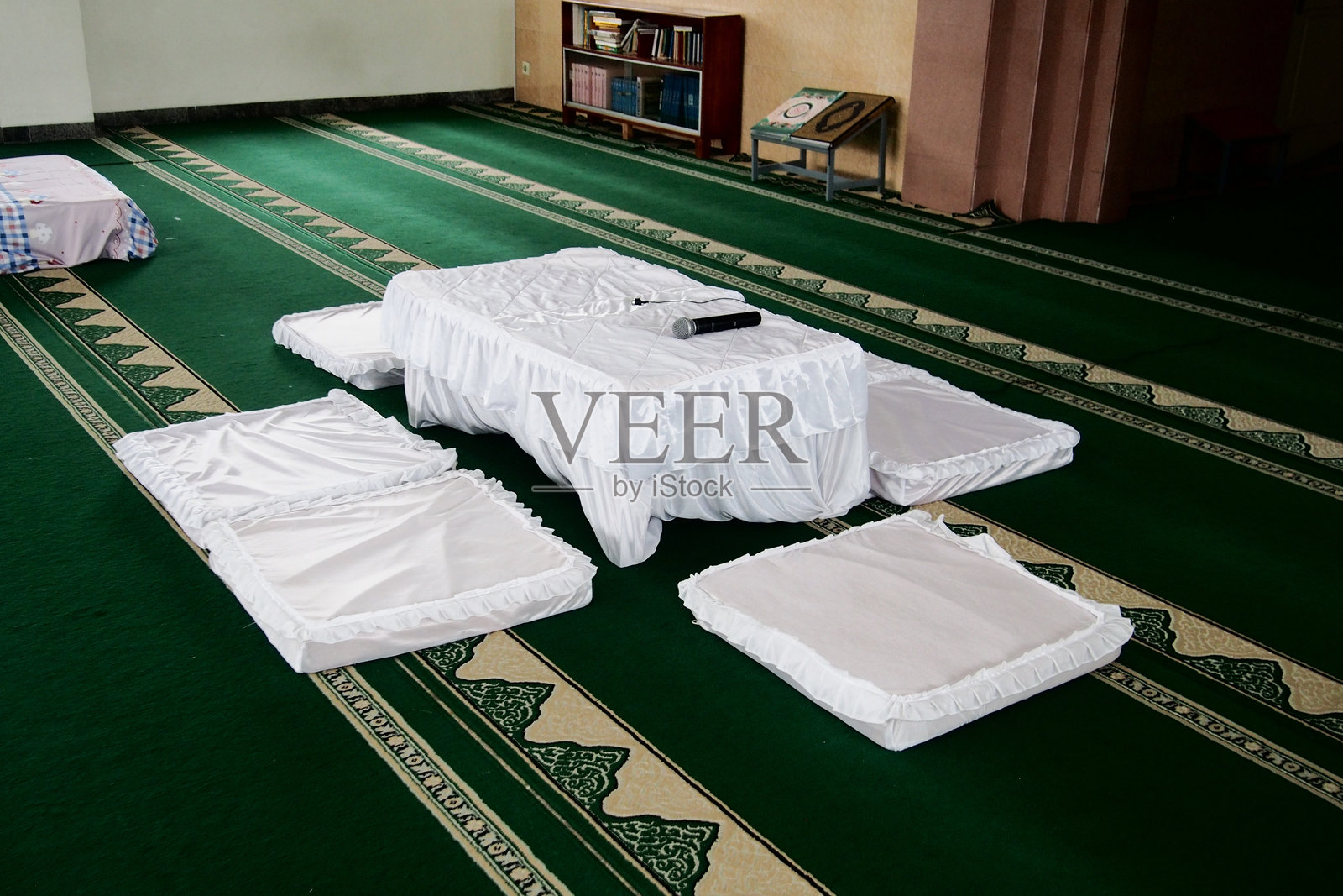 伊斯兰婚礼仪式，称为ijab qabul，婚约签署的桌子。照片摄影图片