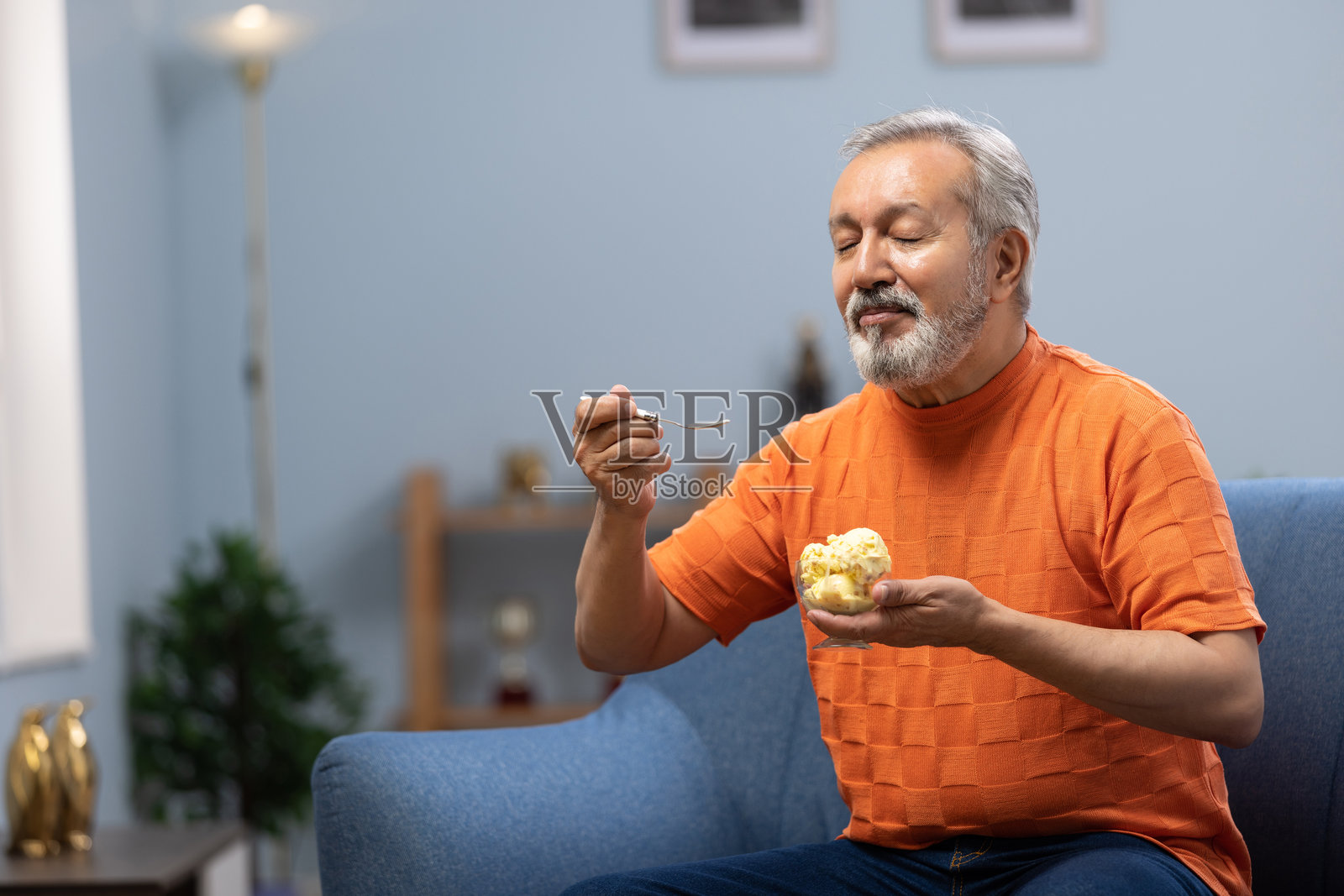 老年人在家里吃冰淇淋的库存照片照片摄影图片