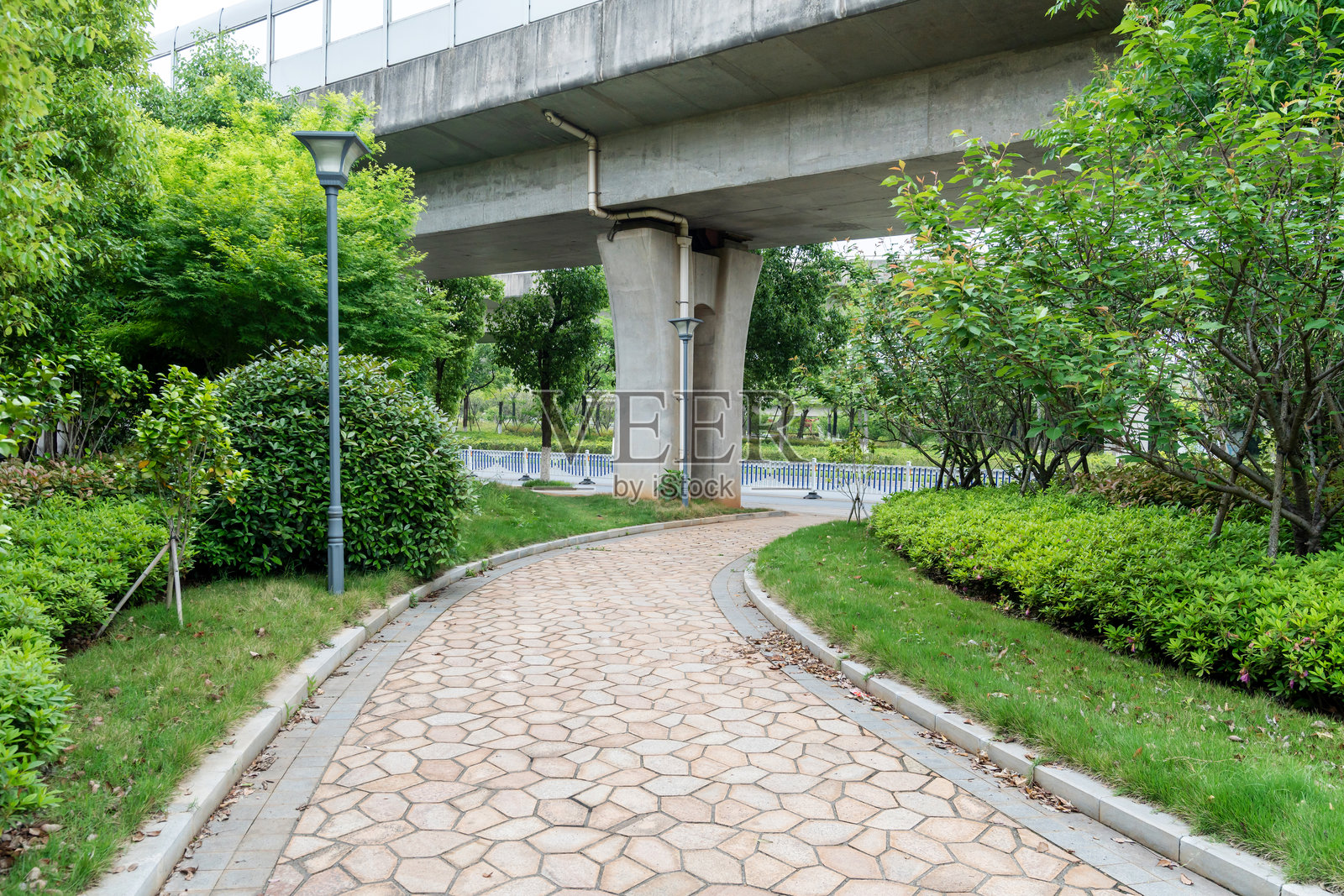 现代城市中的人行道照片摄影图片