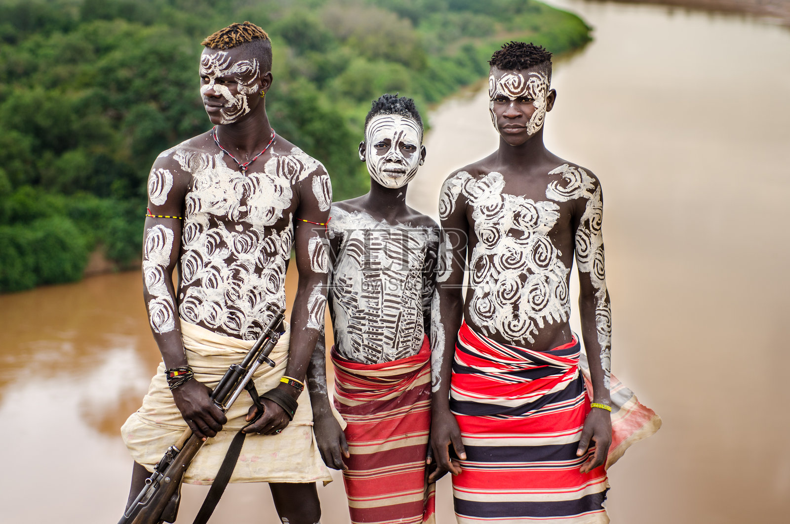 来自奥莫谷的卡罗部落的三位年轻男性照片摄影图片