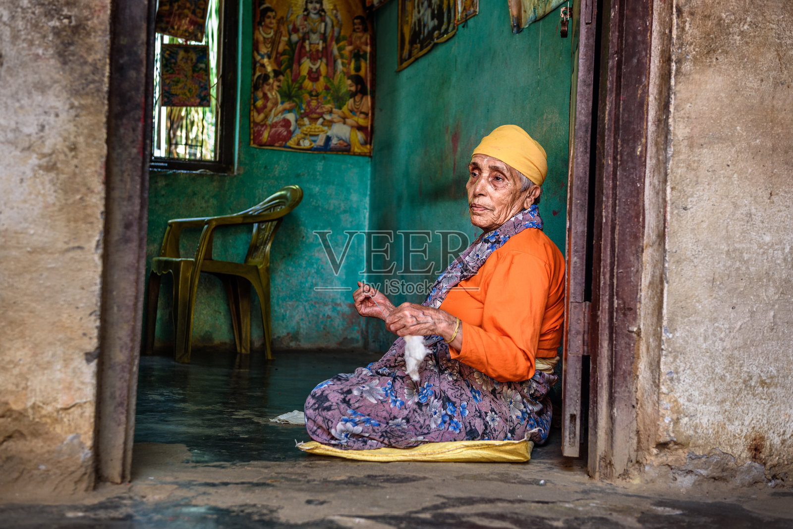 尼泊尔一位老年女性在当地养老院缝纫照片摄影图片