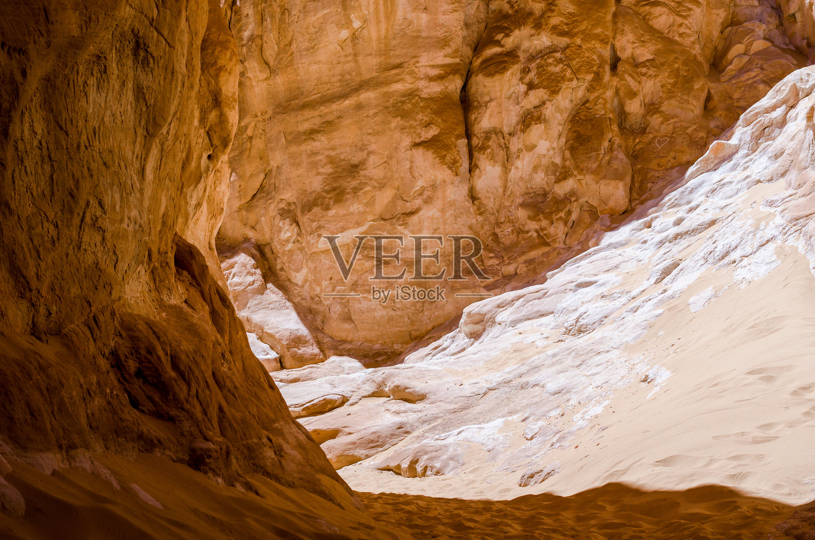 埃及南西奈达哈布沙漠中的高耸岩石山脉照片摄影图片