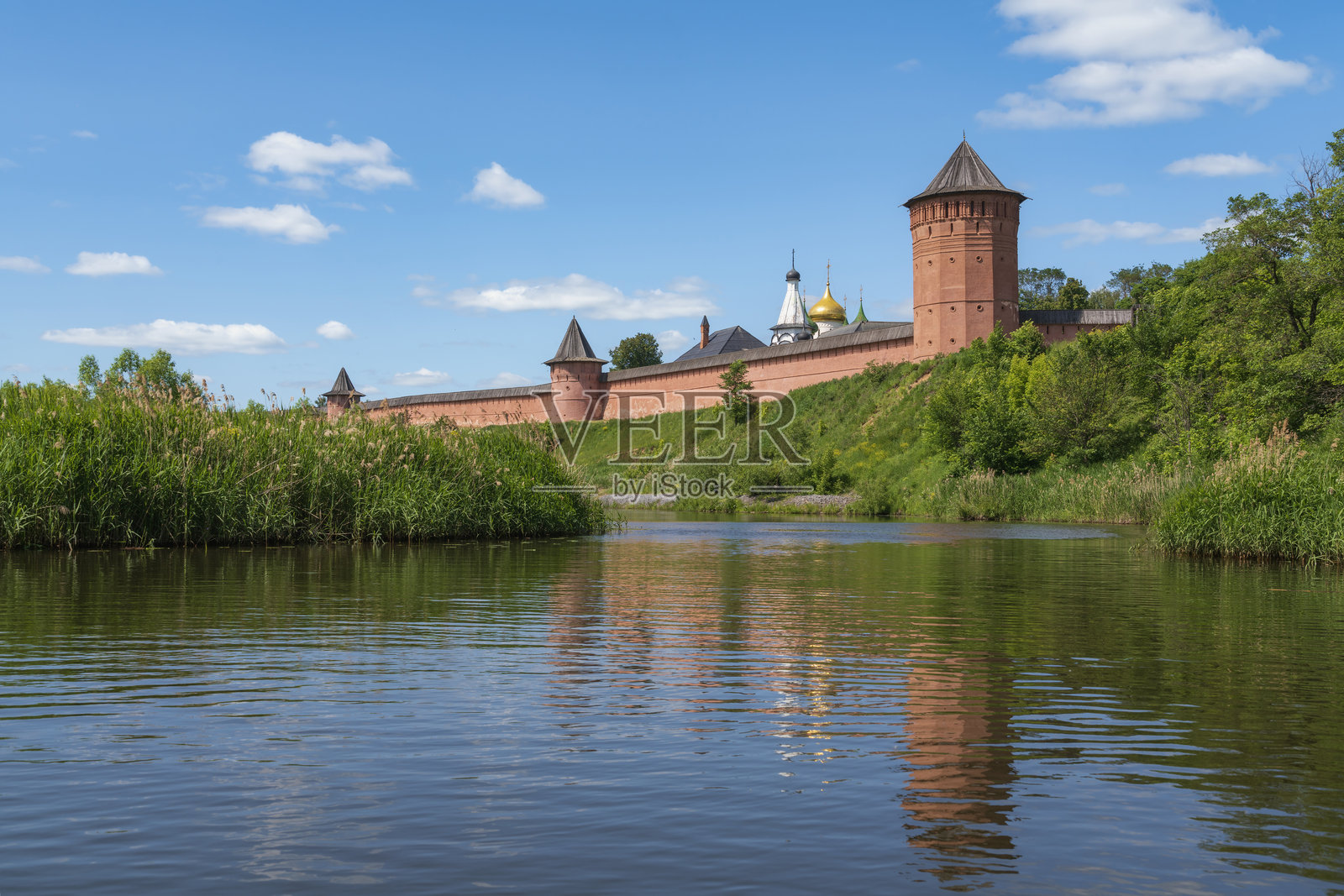斯帕索-耶夫菲米耶夫修道院（俄罗斯东正教弗拉基米尔教区的修道院）位于俄罗斯弗拉基米尔地区苏兹达尔的卡门卡河畔，阳光明媚的夏日。照片摄影图片