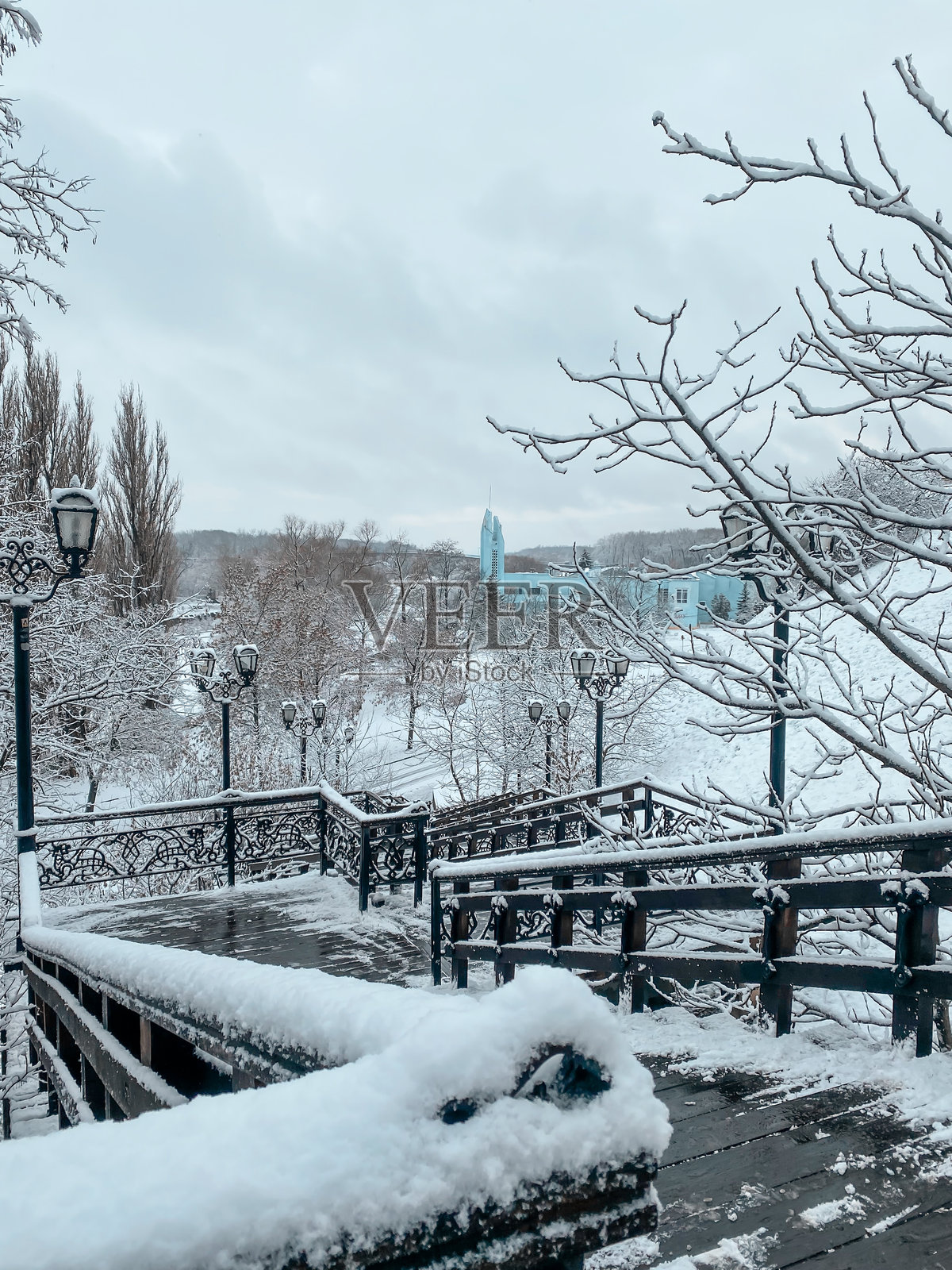 雪覆盖的木制楼梯与冬季风景视野照片摄影图片