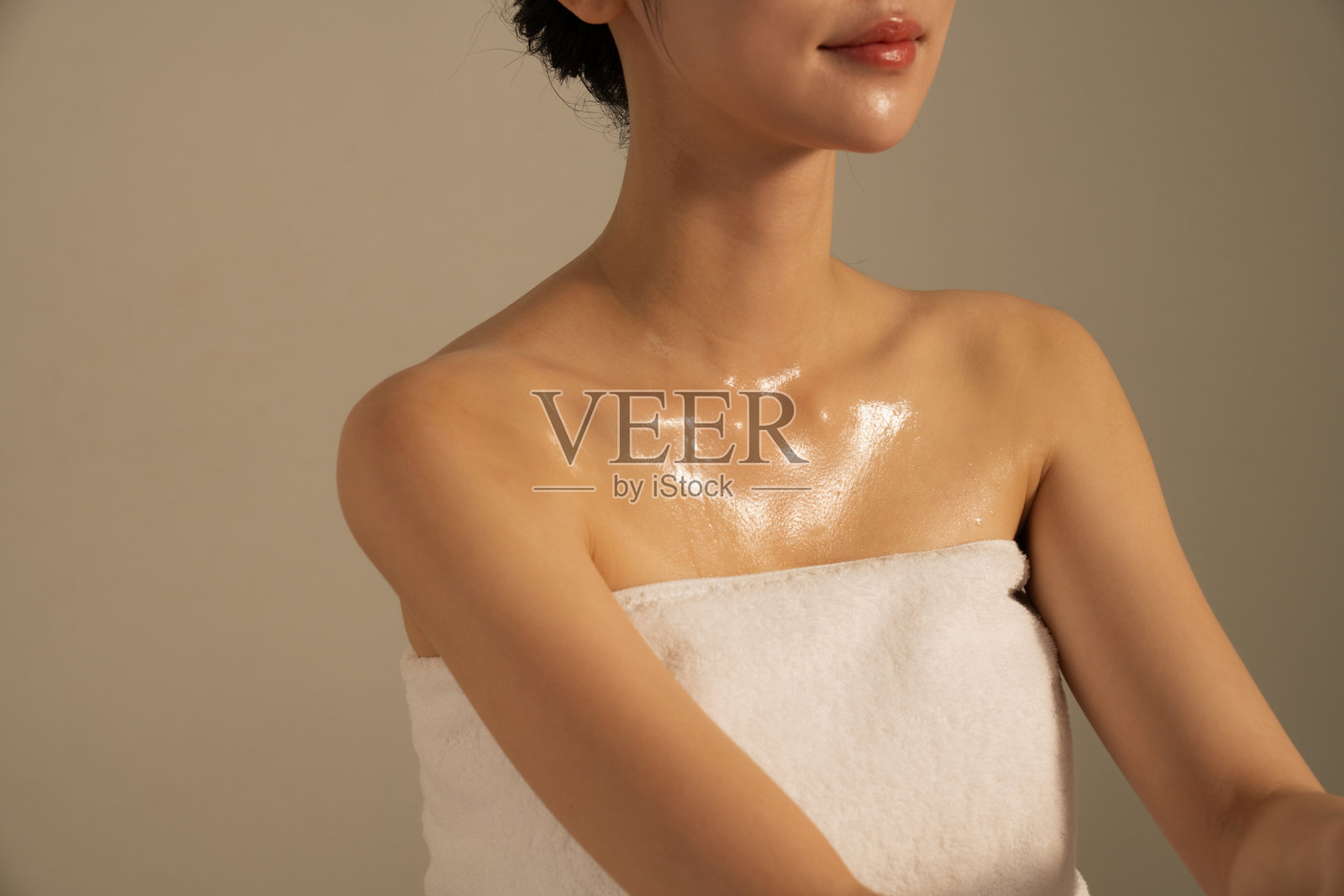 美丽的年轻女性在水疗中心出汗照片摄影图片