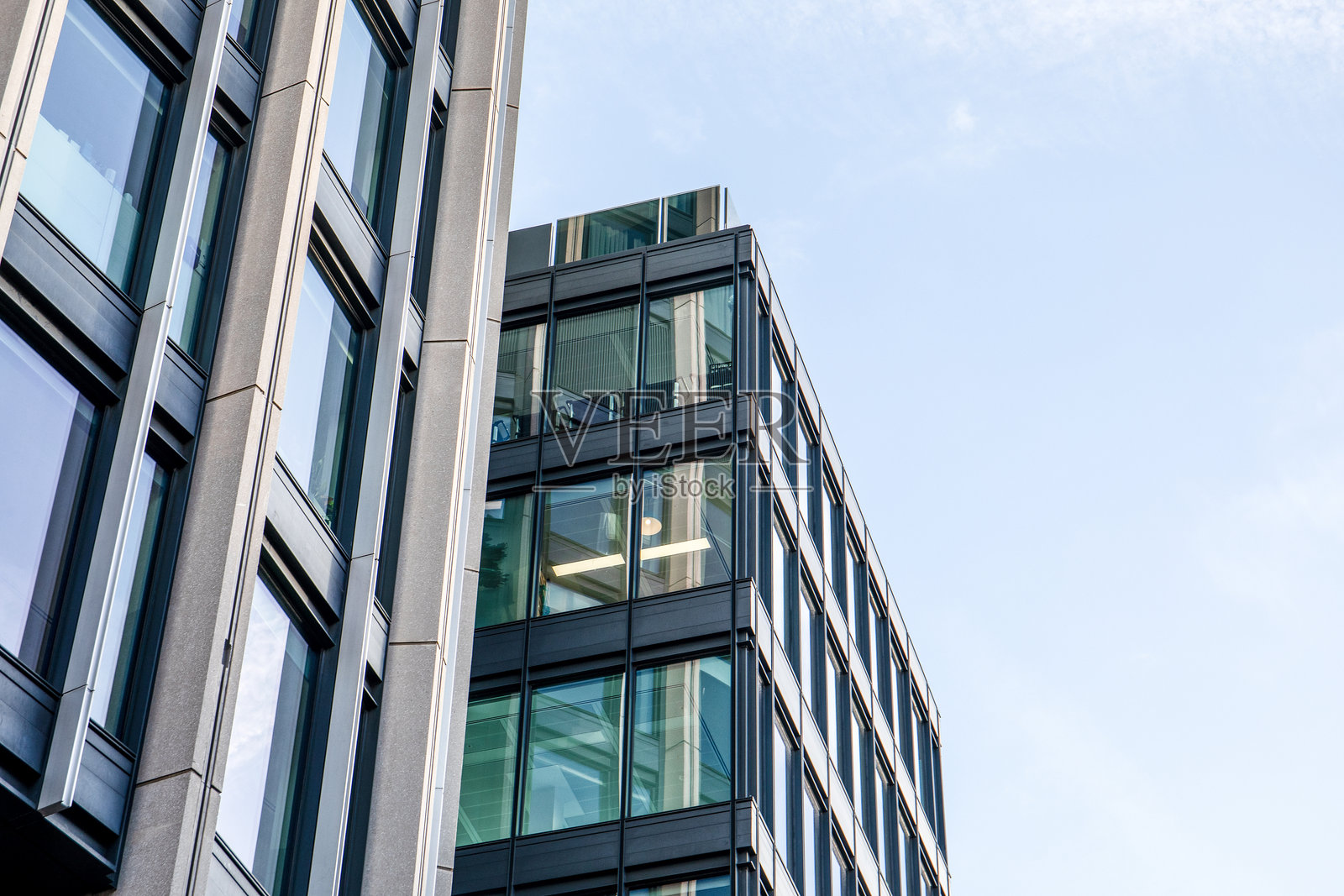 多层办公大楼与窗户，商业环境照片摄影图片