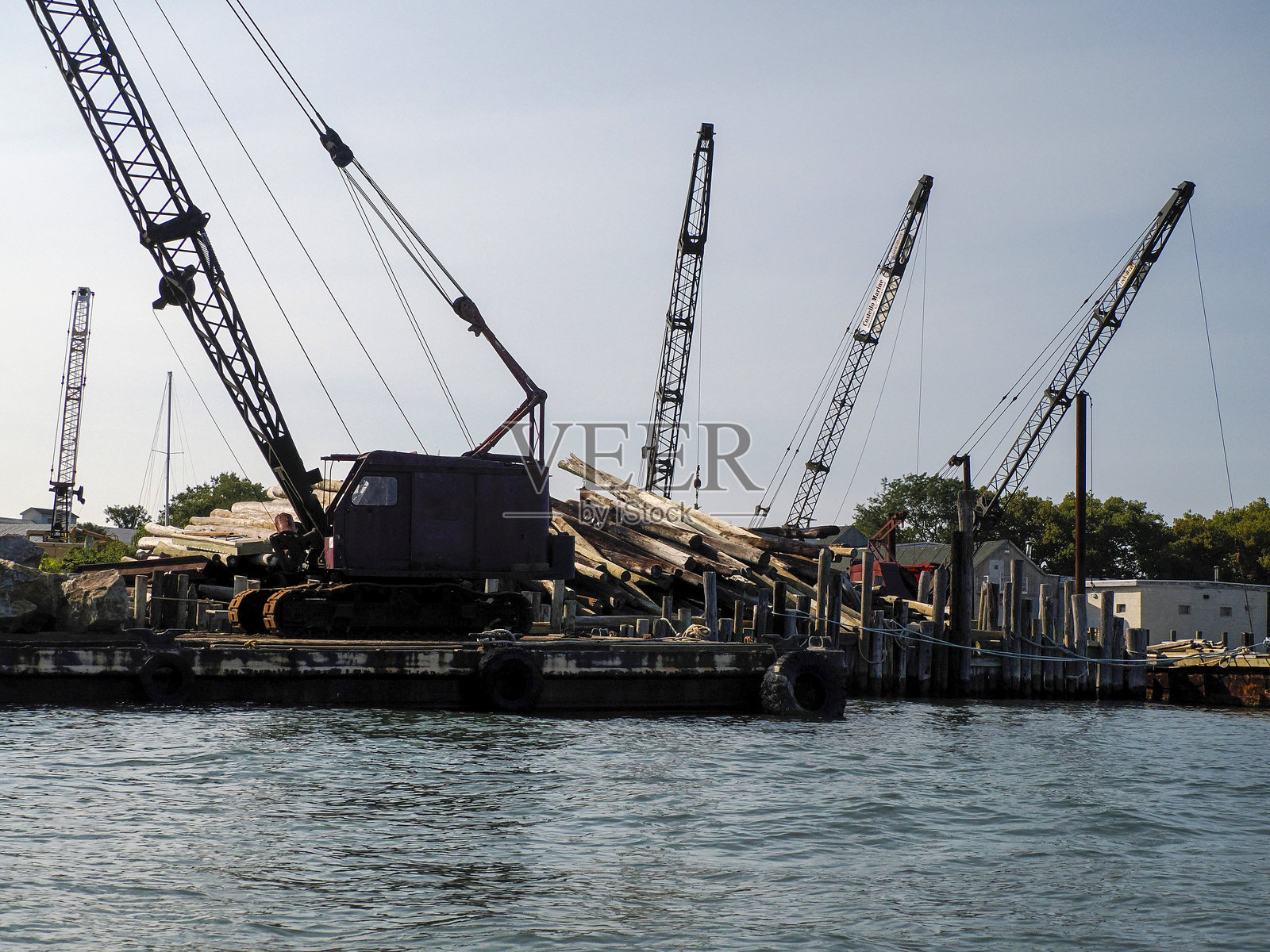 长岛纽约格林波特港的码头上的木材日志照片摄影图片