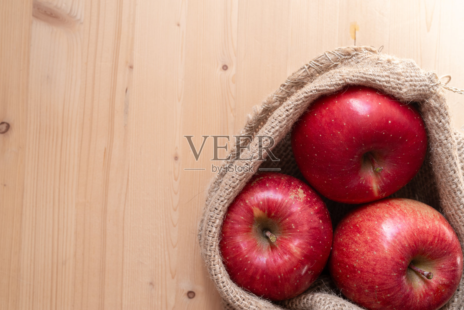 美味的苹果装在麻袋里照片摄影图片