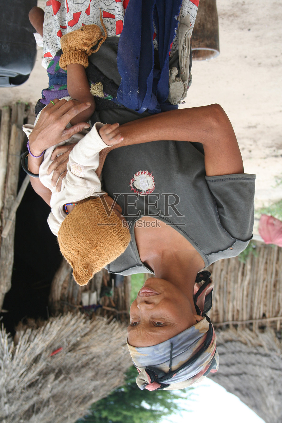 纳米比亚图姆克韦附近的桑人母亲与婴儿照片摄影图片