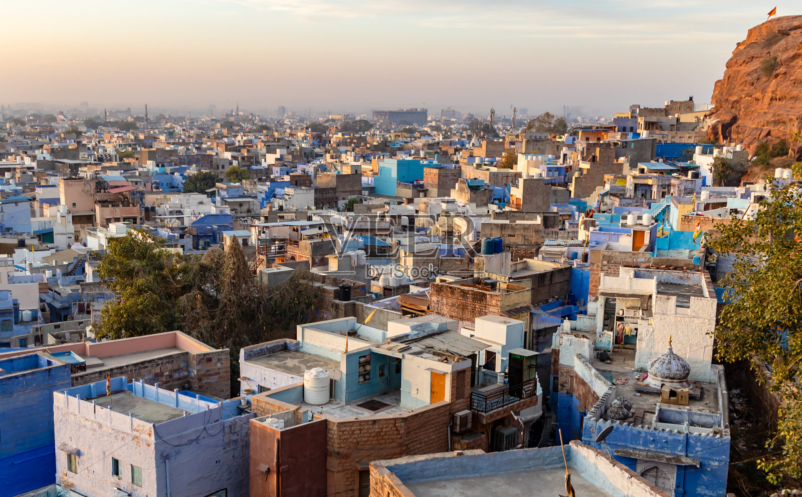 清晨从山顶俯瞰拥挤的蓝色城市景观照片摄影图片
