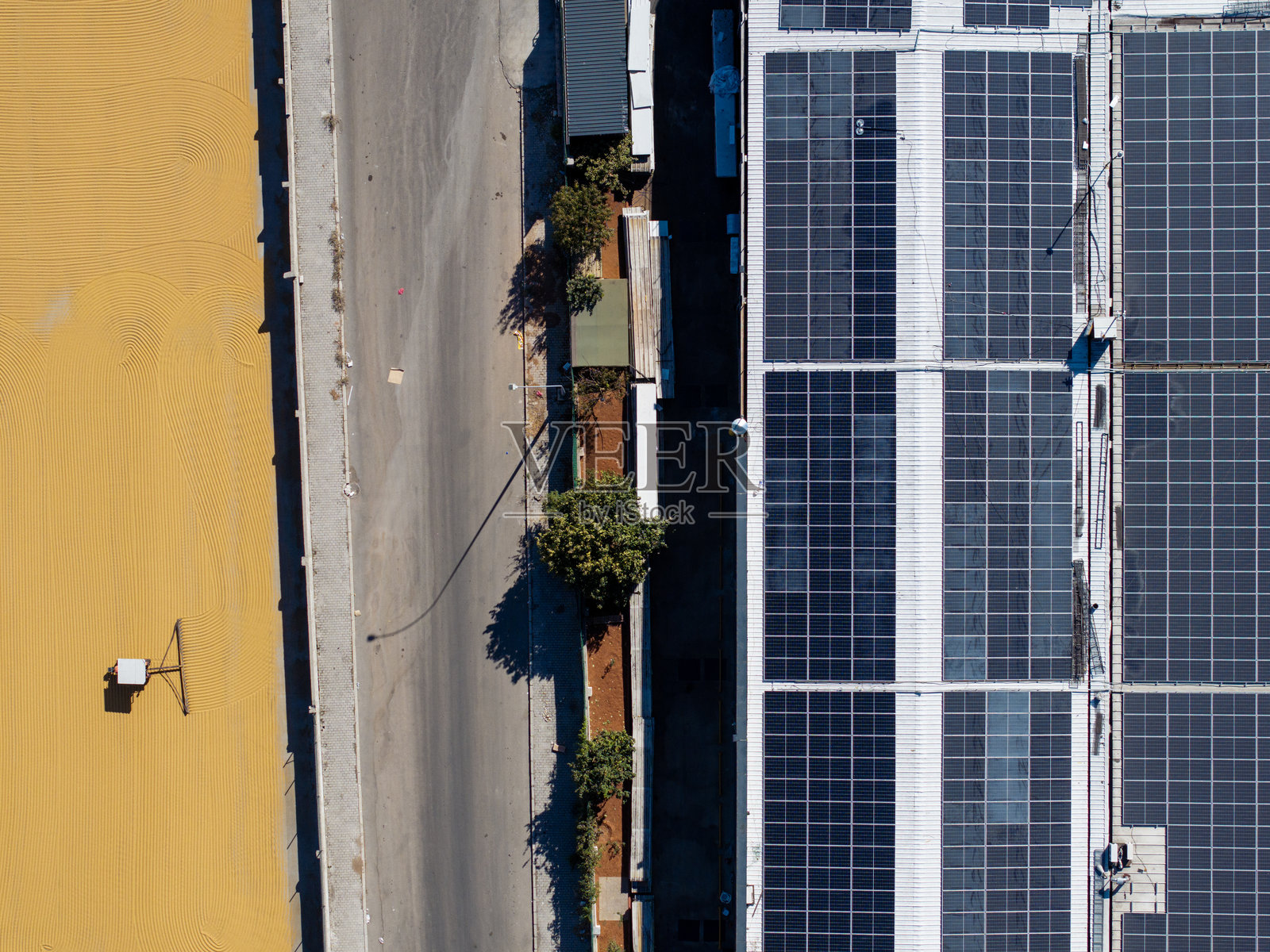 太阳能系统 清洁环境和可持续能源来源的太阳能。工作场所、大型仓库、加油站、谷仓、屋顶安装的太阳能电池板和开放土地的电力生产。照片摄影图片