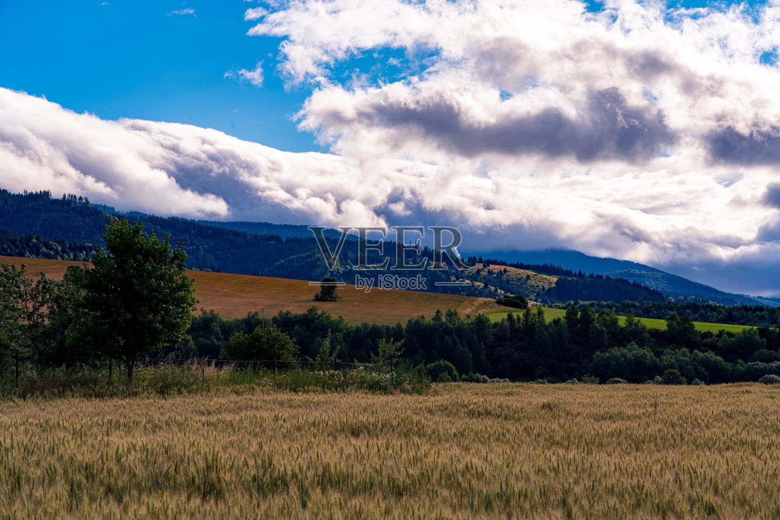 乡村风景与戏剧性的天空照片摄影图片
