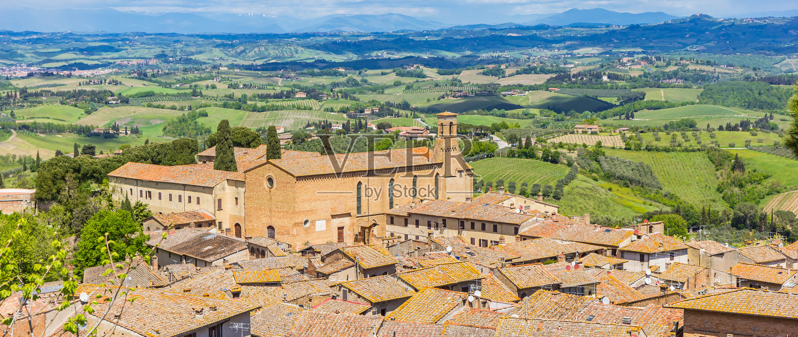 圣吉米尼亚诺历史悠久的阿戈斯蒂诺教堂全景视图照片摄影图片